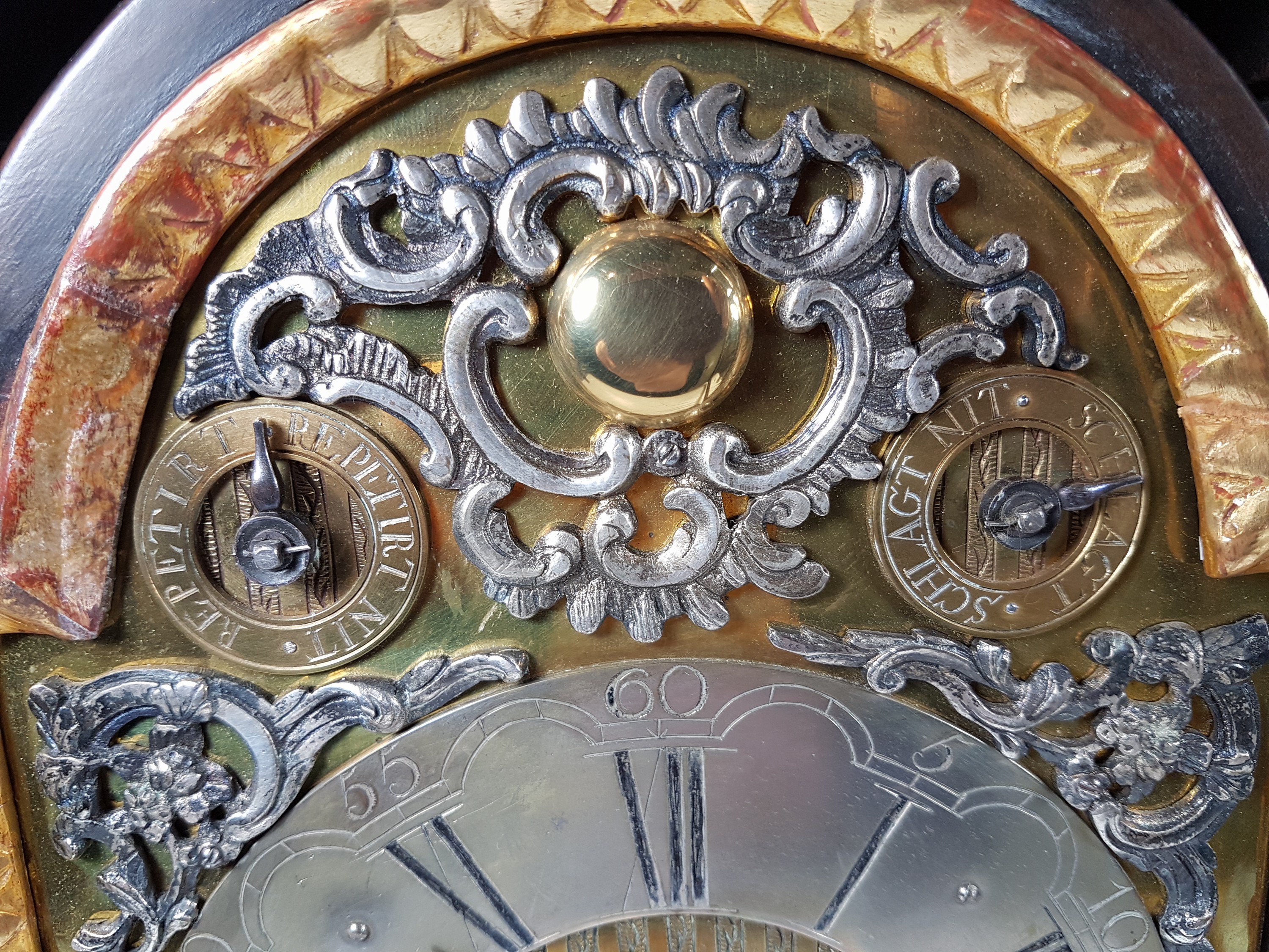 Detail c: Barockuhr (Stutzuhr), (Johannes) Lukavetzki Brünn, mit Wiener Schlag, Mitte 18. Jh., elegantes poliertes Nußbaumgehäuse, allseitig verglast, ...