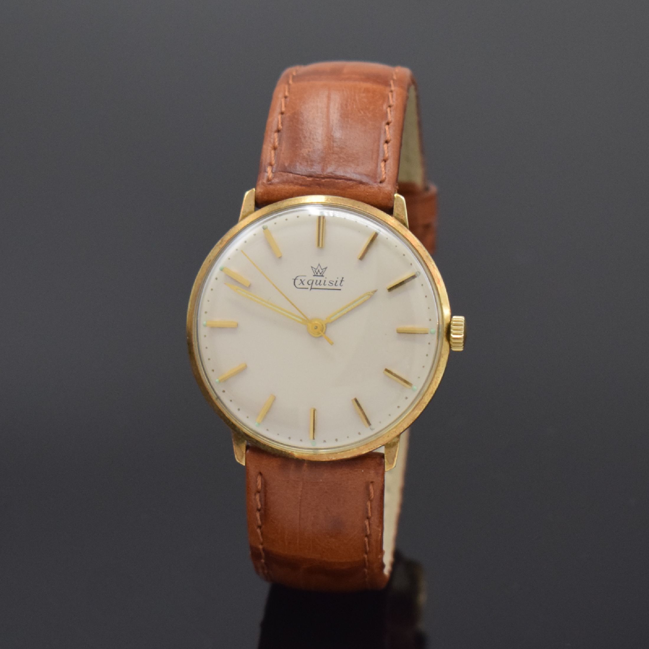 EXQUISIT Armbanduhr in GG 585/000, Schweiz um 1960, Handaufzug, Boden m. Grav. gedr., silb. Zifferbl. m. gold. Std.-Ind., gold Leuchtzeiger, Kal. ETA ...