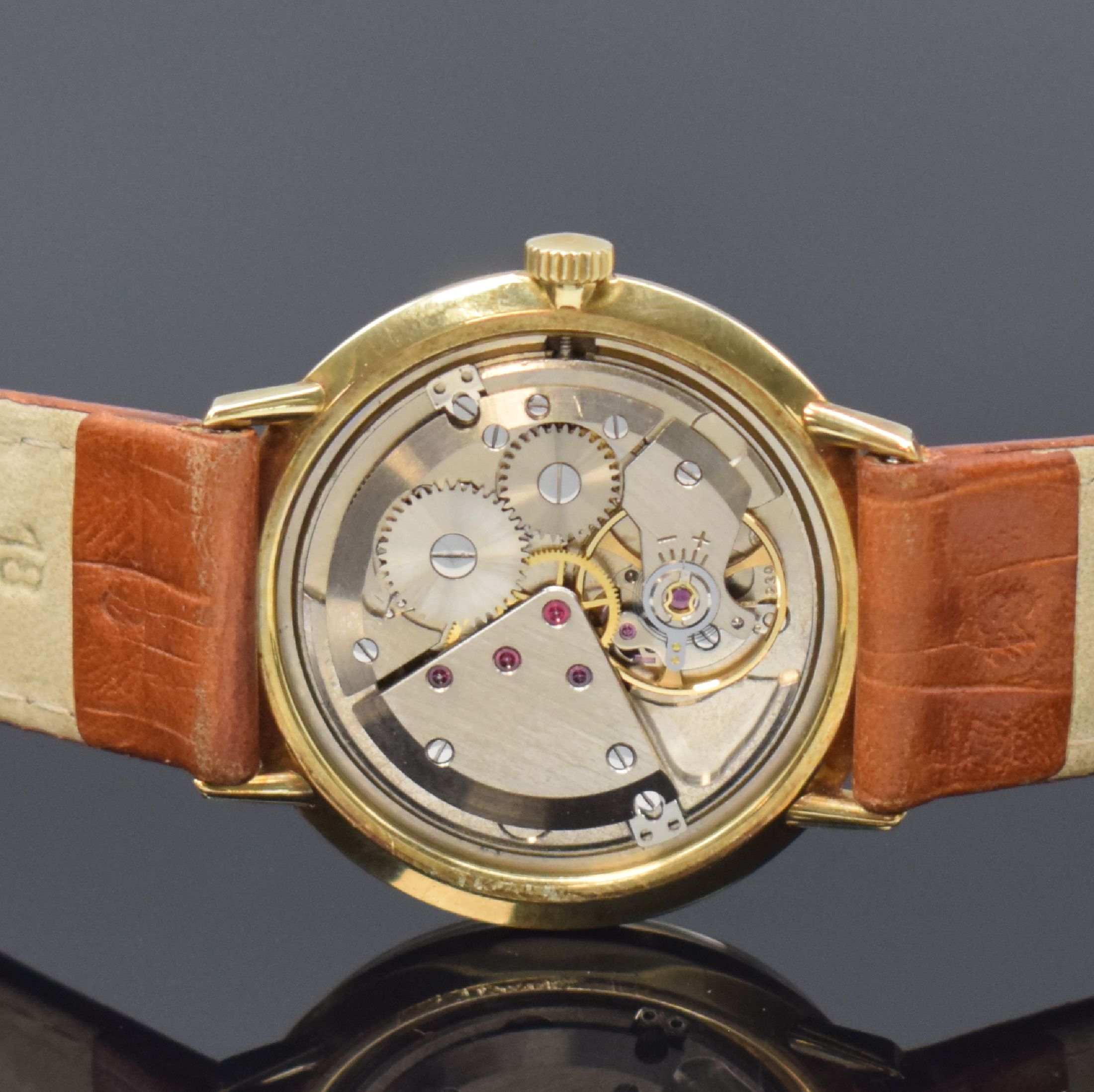 Detail d: EXQUISIT Armbanduhr in GG 585/000, Schweiz um 1960, Handaufzug, Boden m. Grav. gedr., silb. Zifferbl. m. gold. Std.-Ind., gold Leuchtzeiger, Kal. ETA ...