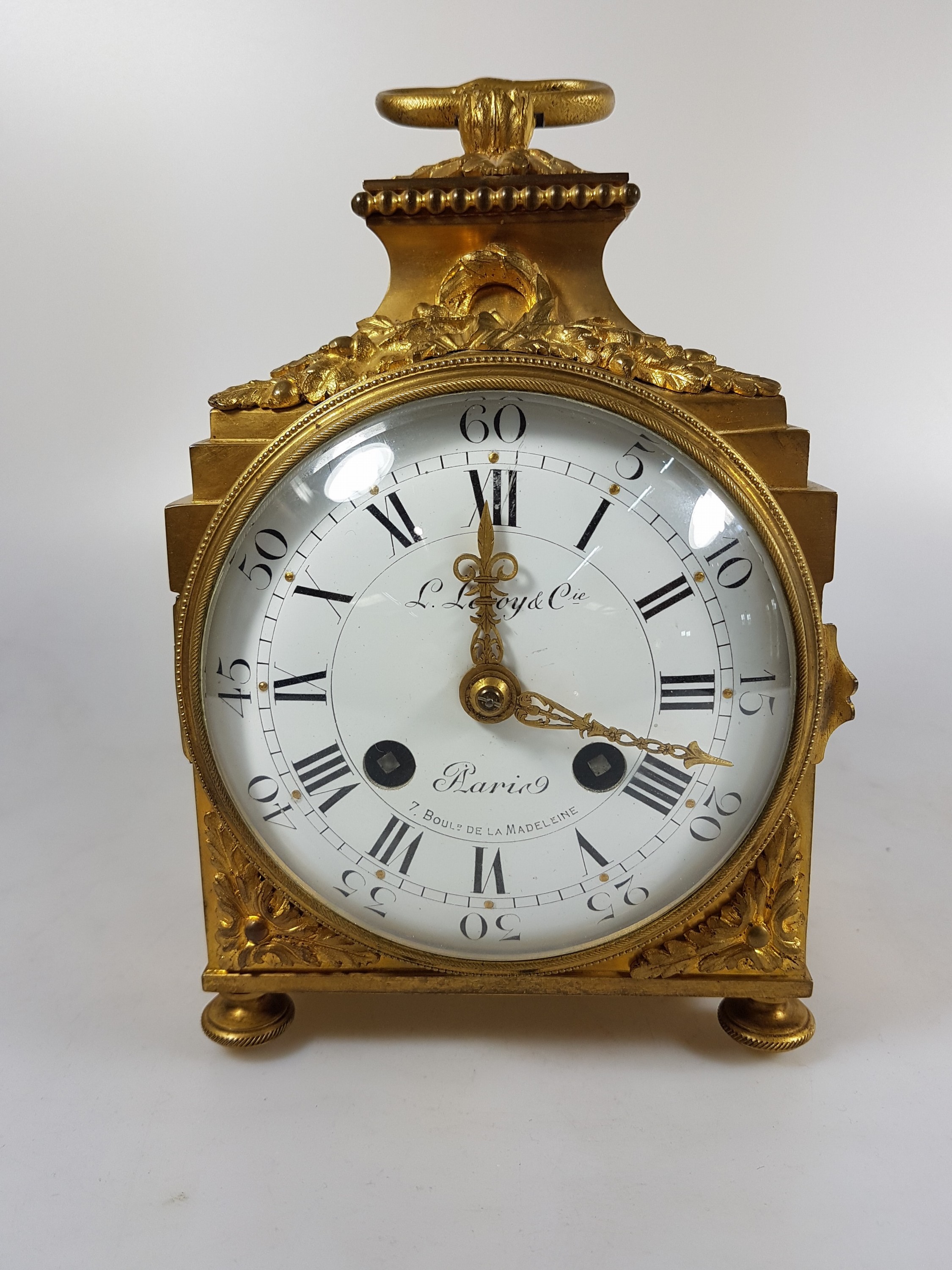 Detail a: sog. Offiziers-Reiseuhr L. Leroy & Cie a Paris, um 1870, rechteckiges mass. Bronzegehäuse mit Applikationen besetzt, Oberteil z.T. getreppt, ...