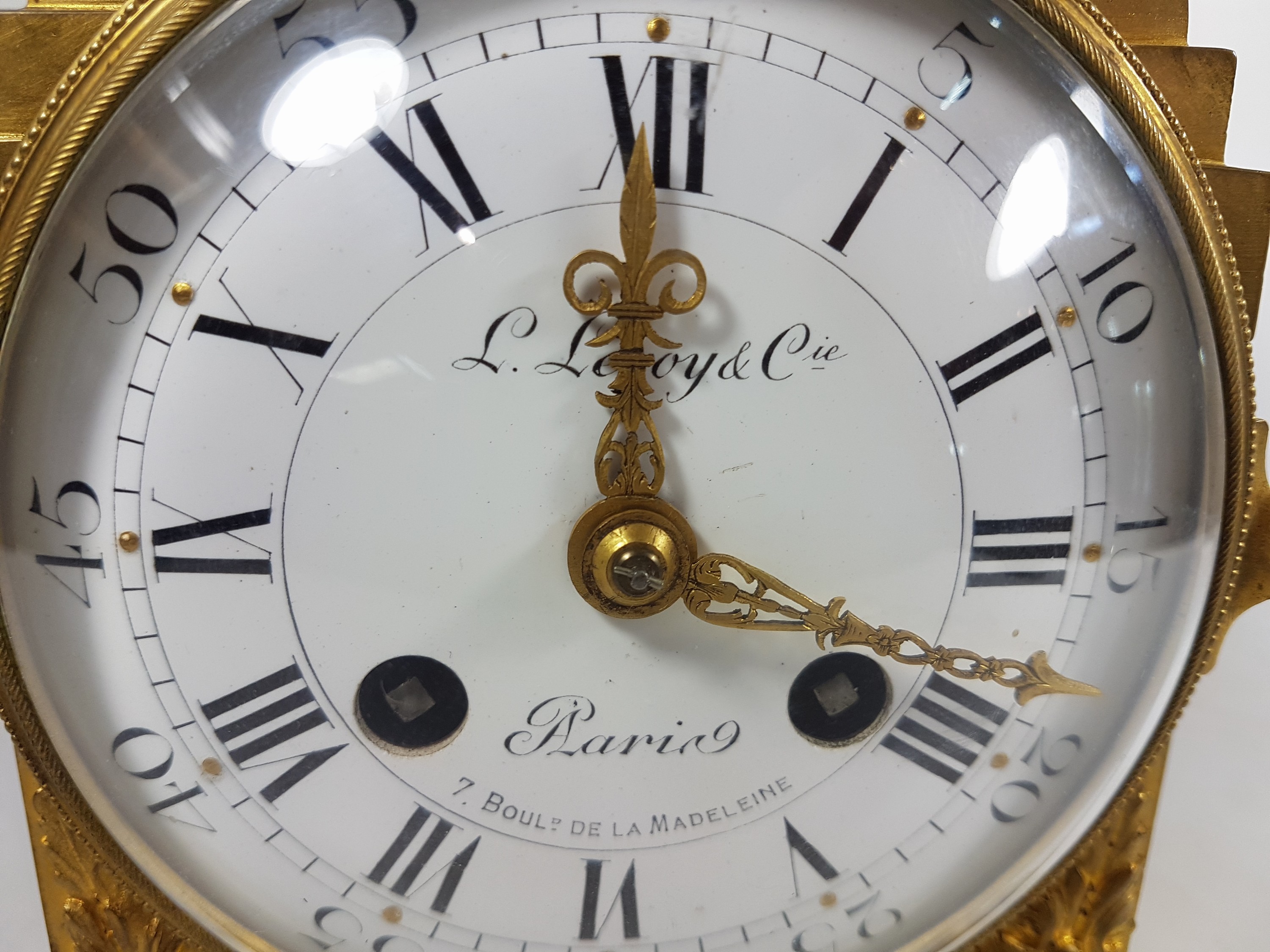 Detail b: sog. Offiziers-Reiseuhr L. Leroy & Cie a Paris, um 1870, rechteckiges mass. Bronzegehäuse mit Applikationen besetzt, Oberteil z.T. getreppt, ...