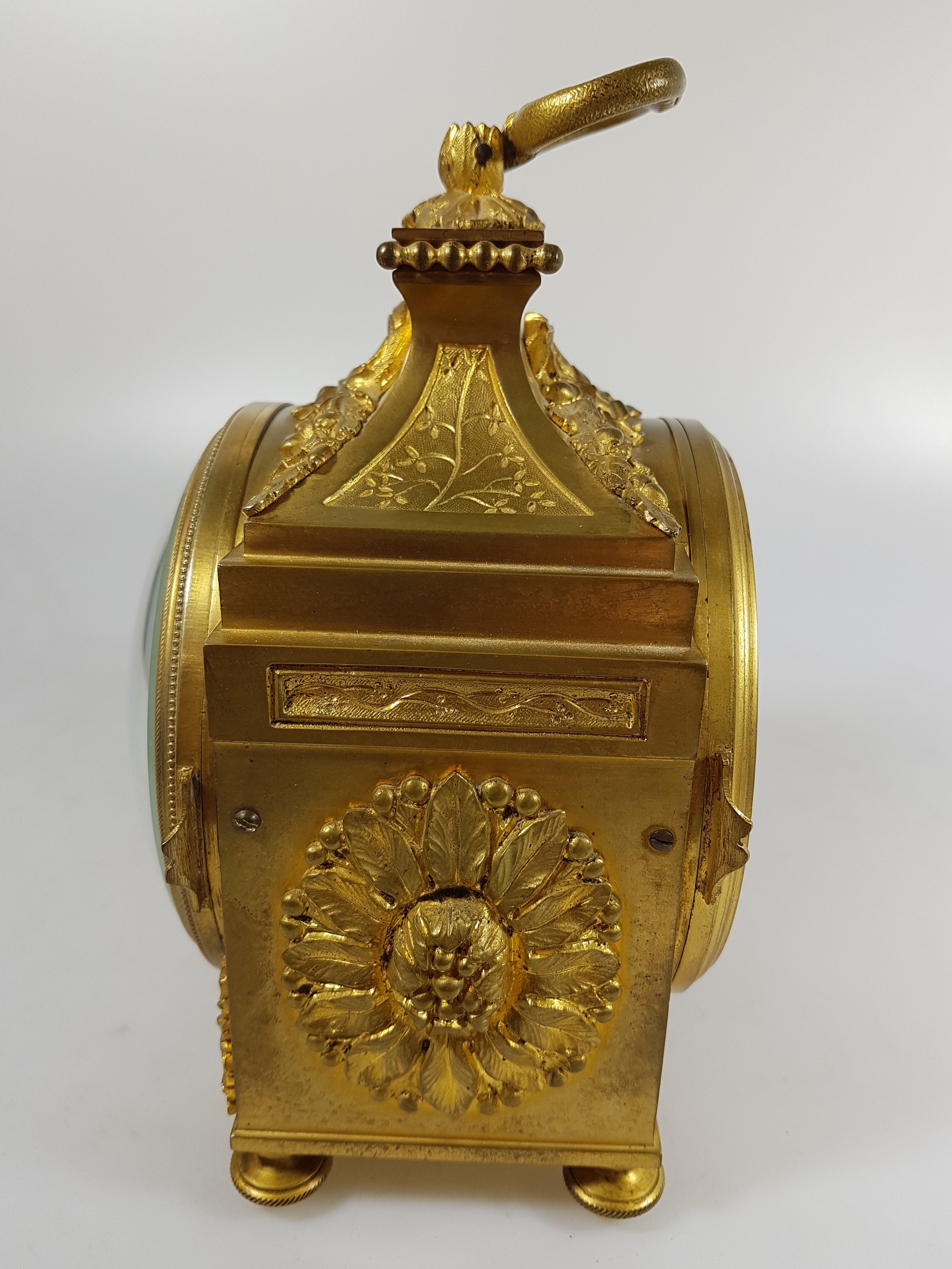 Detail c: sog. Offiziers-Reiseuhr L. Leroy & Cie a Paris, um 1870, rechteckiges mass. Bronzegehäuse mit Applikationen besetzt, Oberteil z.T. getreppt, ...