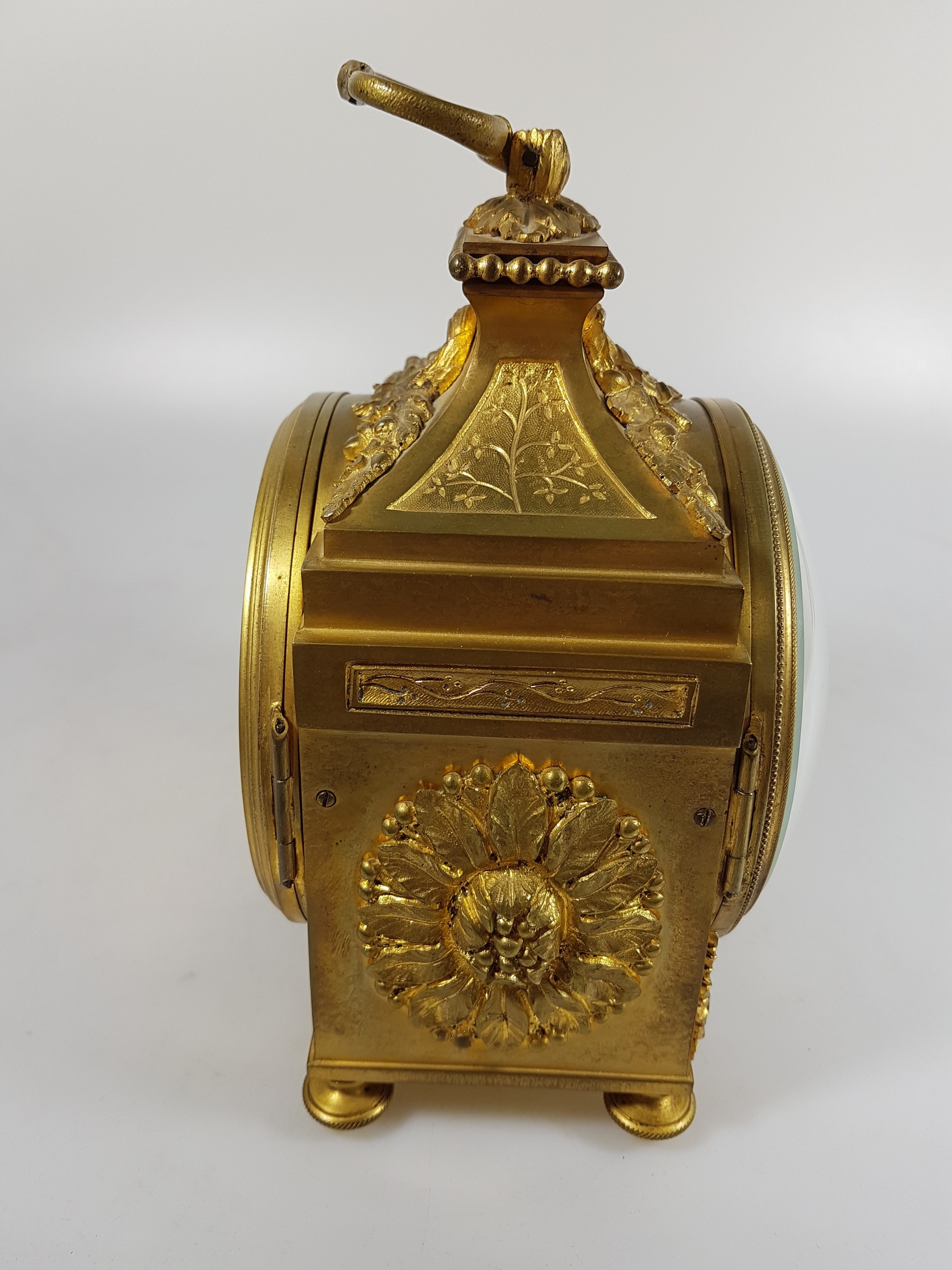 Detail d: sog. Offiziers-Reiseuhr L. Leroy & Cie a Paris, um 1870, rechteckiges mass. Bronzegehäuse mit Applikationen besetzt, Oberteil z.T. getreppt, ...