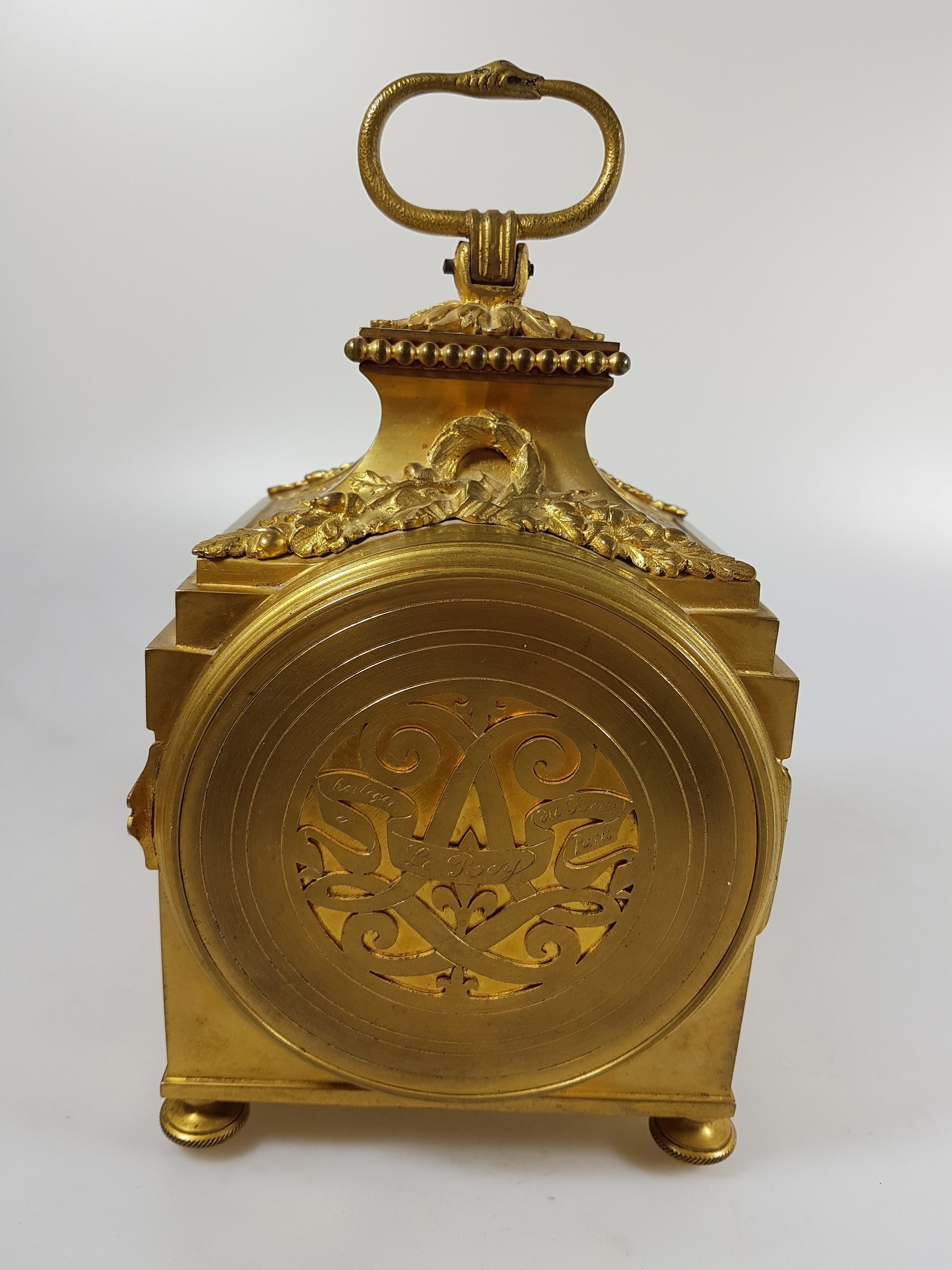 Detail e: sog. Offiziers-Reiseuhr L. Leroy & Cie a Paris, um 1870, rechteckiges mass. Bronzegehäuse mit Applikationen besetzt, Oberteil z.T. getreppt, ...