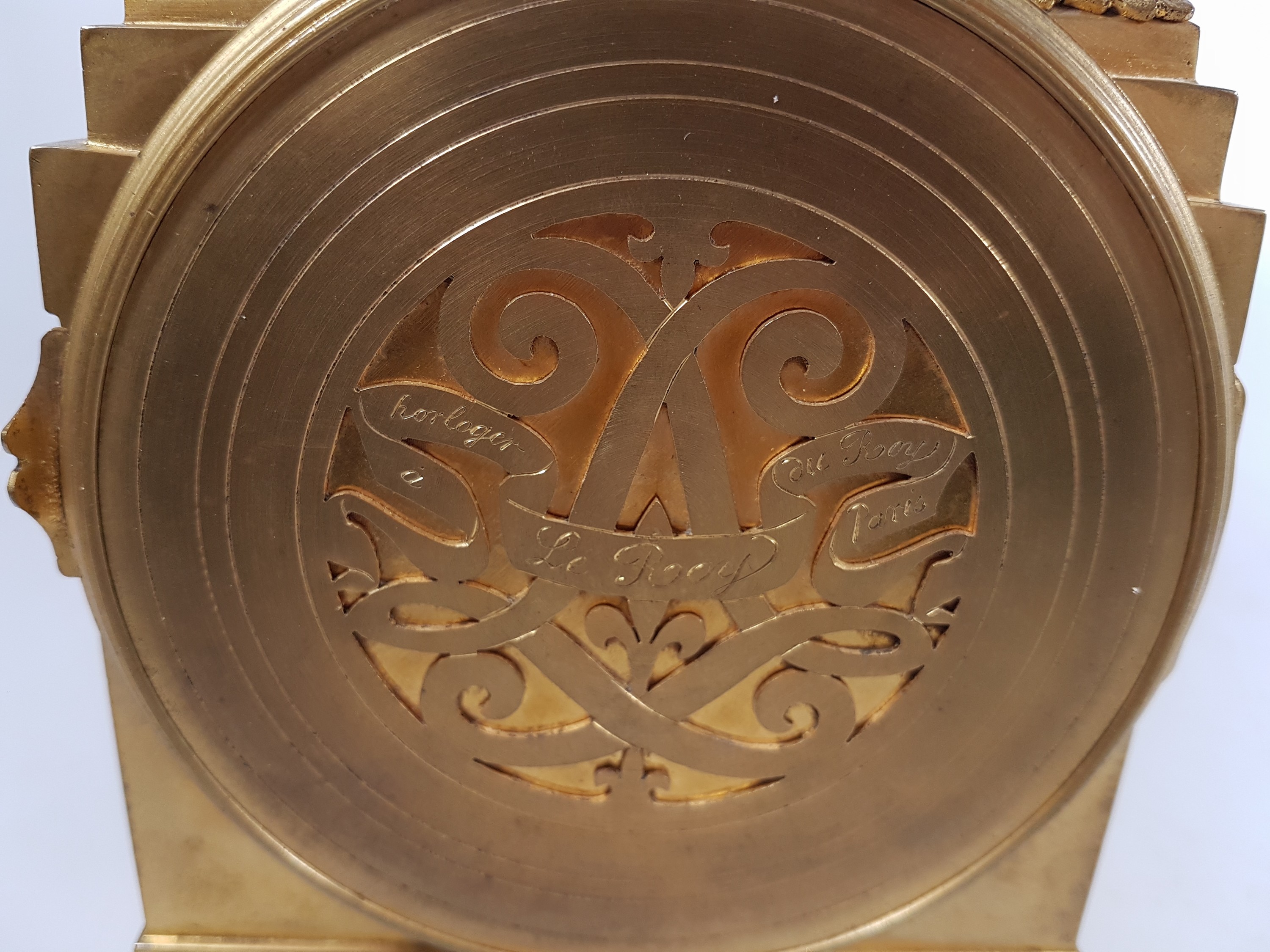 Detail f: sog. Offiziers-Reiseuhr L. Leroy & Cie a Paris, um 1870, rechteckiges mass. Bronzegehäuse mit Applikationen besetzt, Oberteil z.T. getreppt, ...
