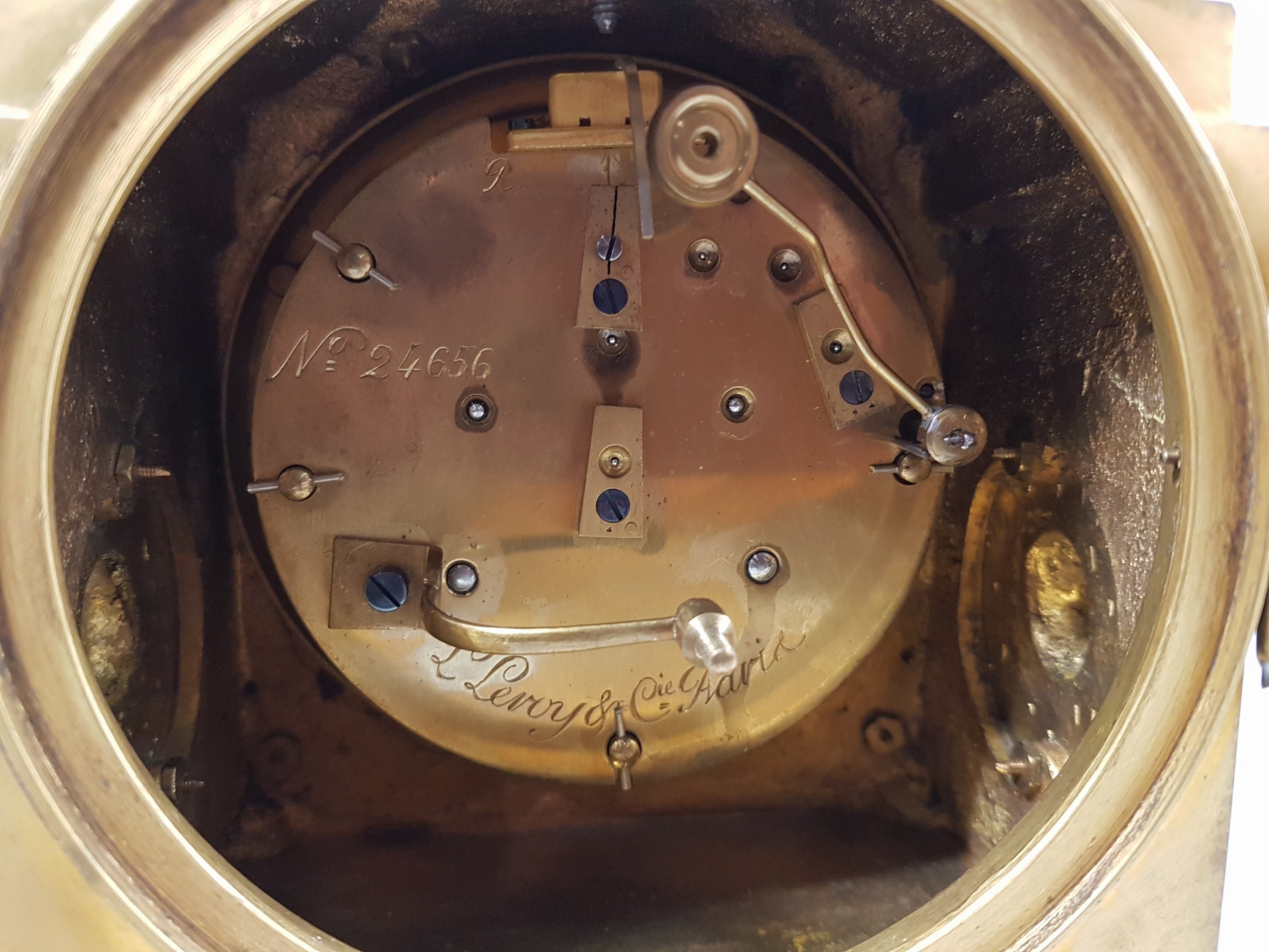Detail h: sog. Offiziers-Reiseuhr L. Leroy & Cie a Paris, um 1870, rechteckiges mass. Bronzegehäuse mit Applikationen besetzt, Oberteil z.T. getreppt, ...