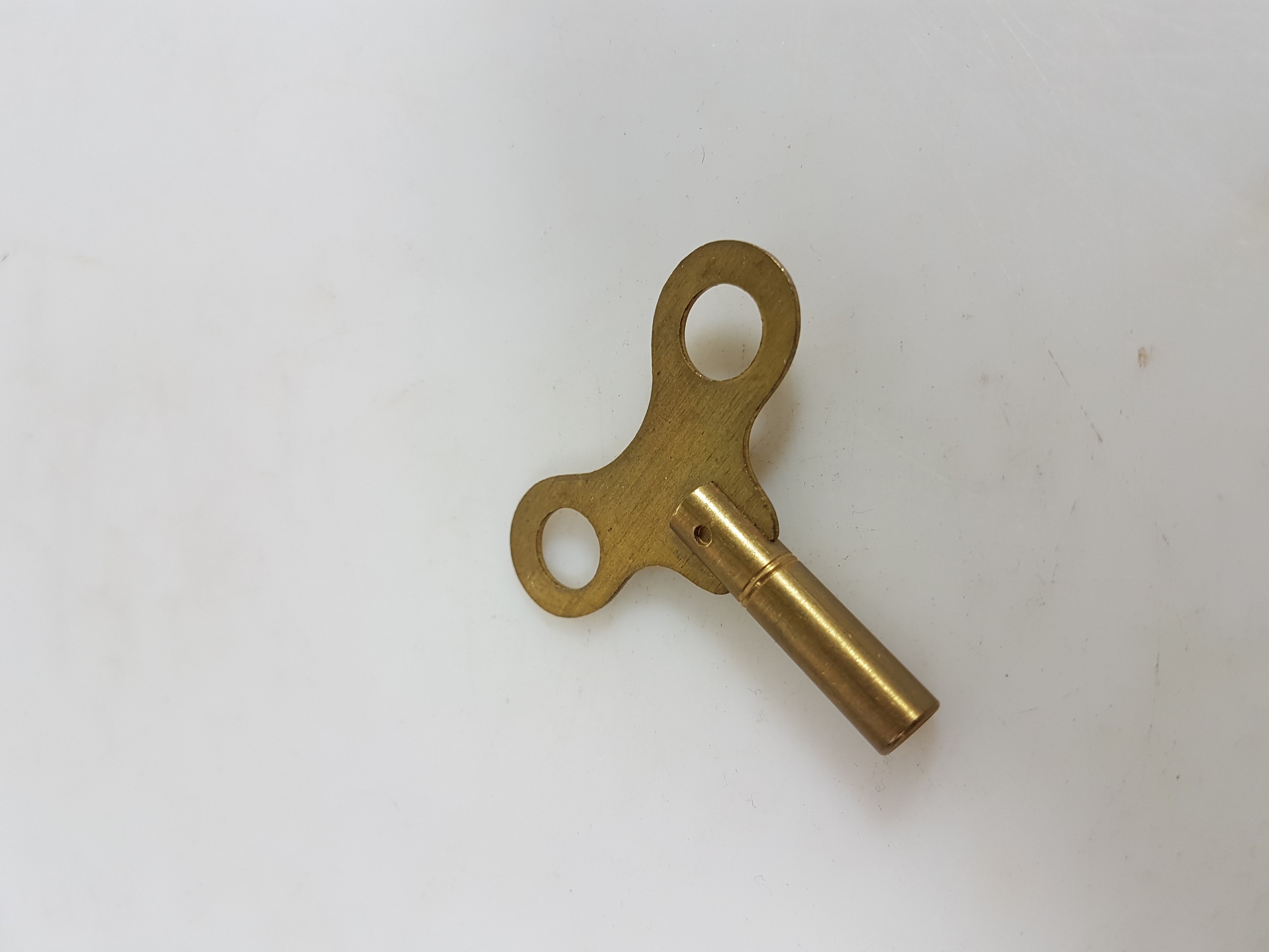 Detail j: sog. Offiziers-Reiseuhr L. Leroy & Cie a Paris, um 1870, rechteckiges mass. Bronzegehäuse mit Applikationen besetzt, Oberteil z.T. getreppt, ...