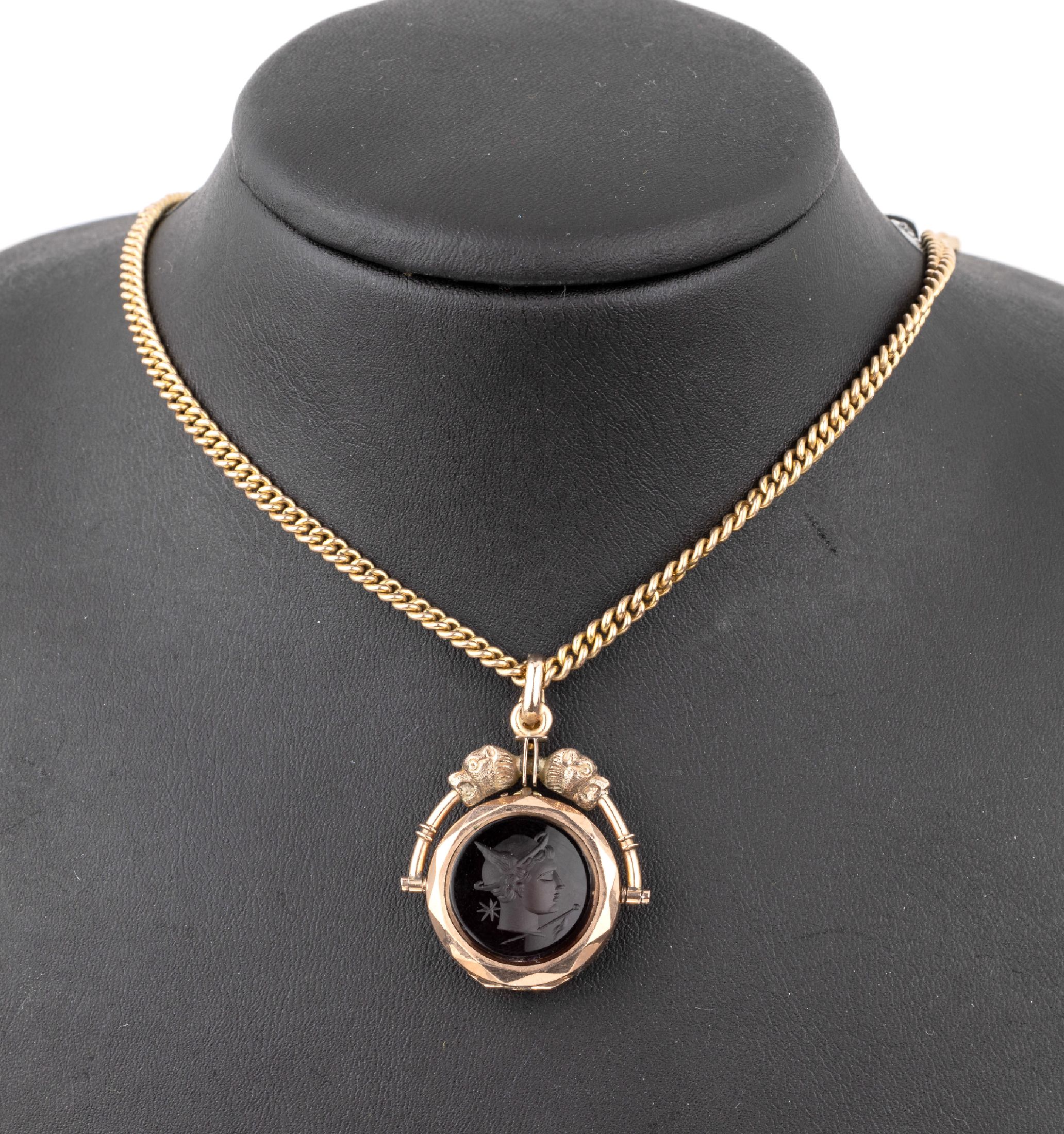 9 kt Gold Petschaft, GG 375/000 gepr., mit Medaillonfach, Front mit Onyx, Intaglio, Darstellung eines Kriegerkopfes, RS: freier Lagenstein, ...