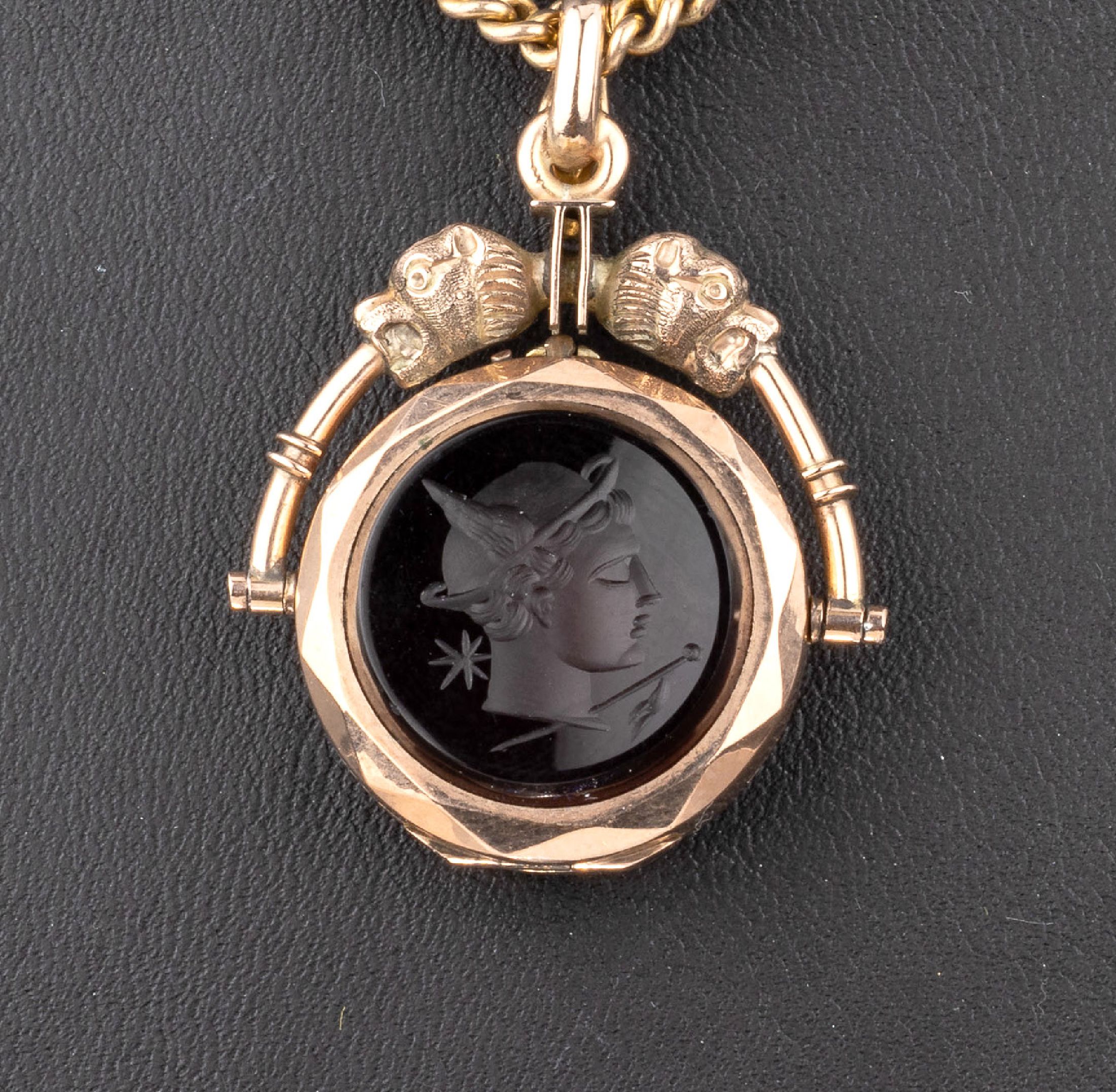 Detail a: 9 kt Gold Petschaft, GG 375/000 gepr., mit Medaillonfach, Front mit Onyx, Intaglio, Darstellung eines Kriegerkopfes, RS: freier Lagenstein, ...