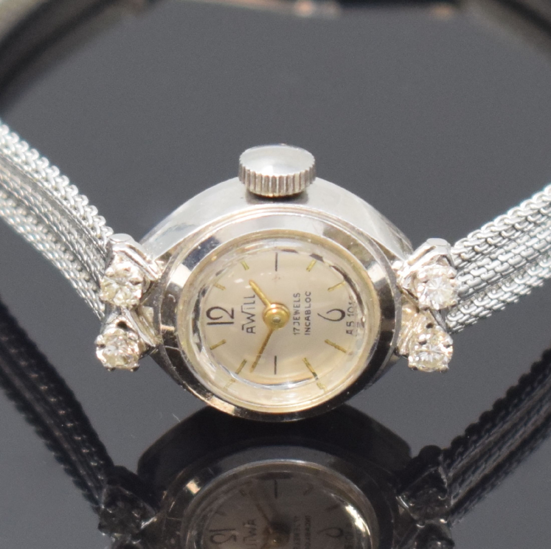 Detail a: AWill diamantbesetzte Damenarmbanduhr in WG 750/000, Schweiz / Frankreich um 1965, Handaufzug, 2-tlg. Geh., Boden aufgedr., silb. Zifferbl. pat., ...