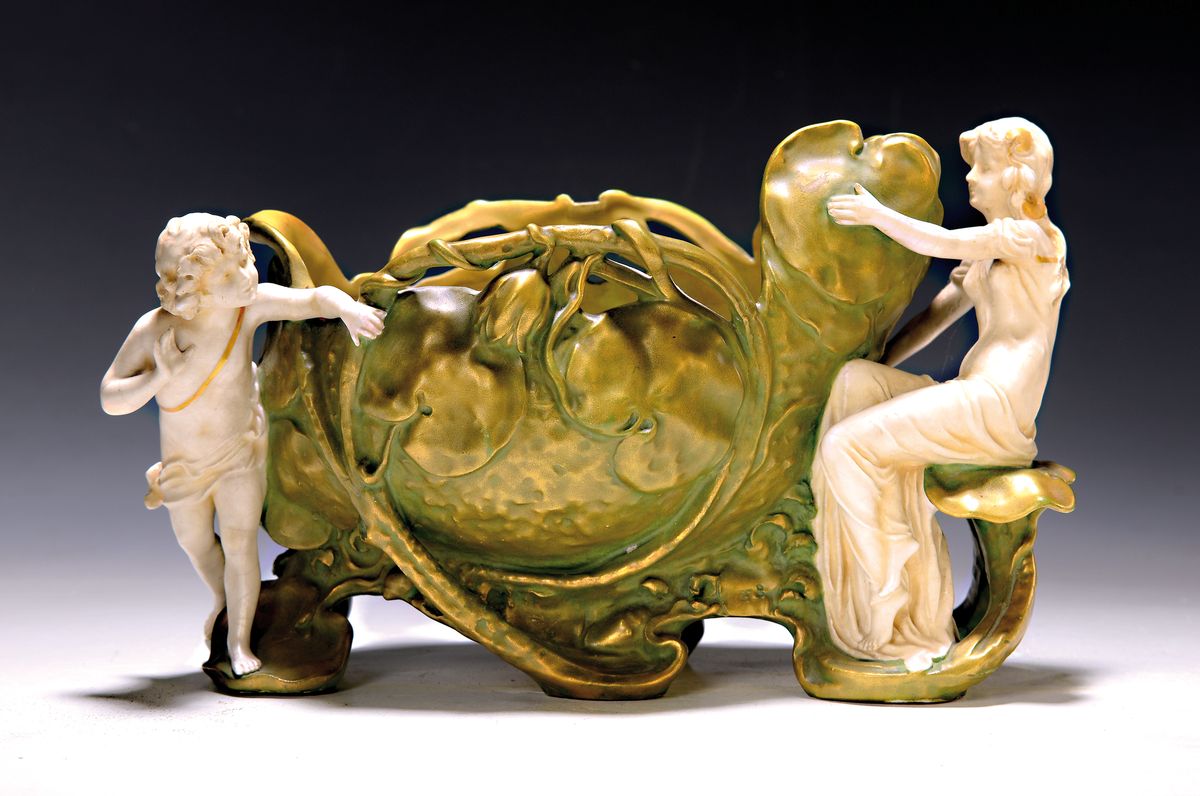 Zierschale, Ernst Wahliss Wien, um 1900, Feinsteingut, in vollplastischer Form von Blättern und Blüten, Frau und Kind, Grün, Weiß und goldfarben ...