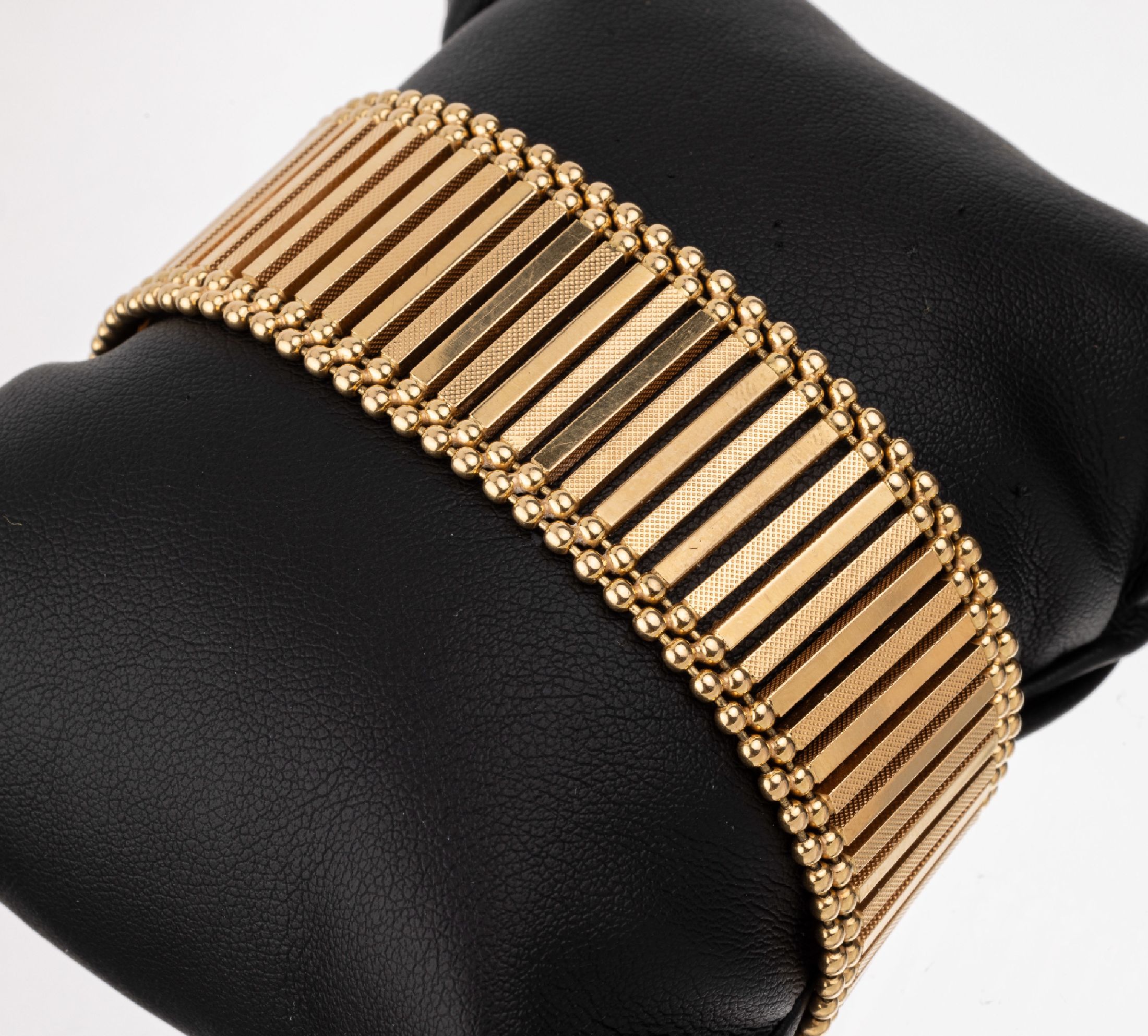 Exclusives 18 kt Gold Armband, ca. 46.9 g, GG 750/000, Stäbchen im Wechsel grav. und pol., seitl. mit doppeltem Perlabschluß, L. ca. 20 cm, ...
