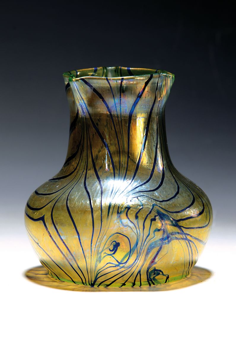 Vase, Lötz Witwe Klostermühle, um 1900, gelbliches Glas in die Form geblasen, lüstriert, eingeschmolzene blaue Fäden, dreifach gedellt, H. ca. ...