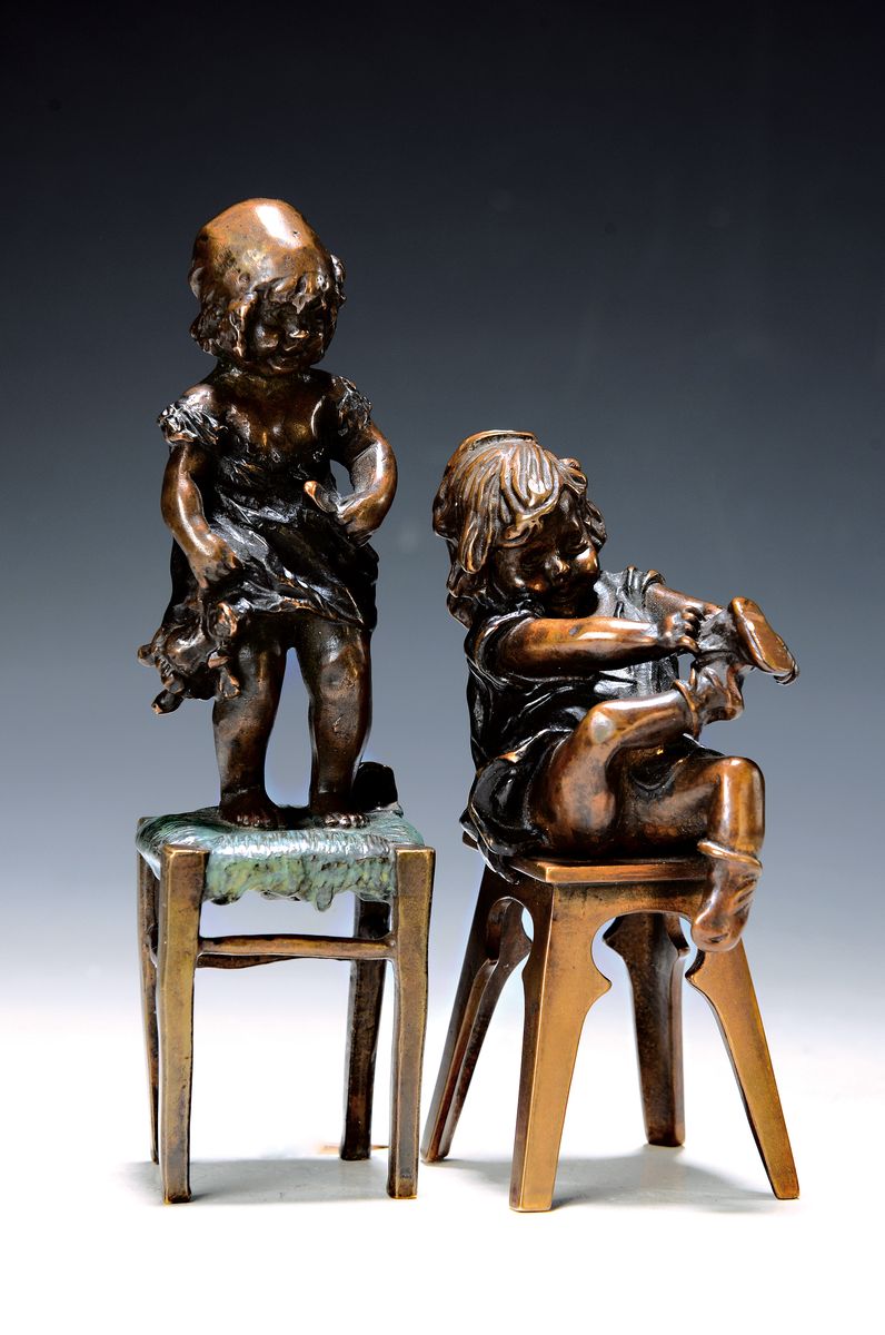 2 Bronzeskulpturen von Juan Clara Ayats, 1875-1958, 1x Mädchen auf dem Stuhl sitzend und sich mühevoll einen Schuh anziehend, sign., H. ca. 15cm, ...