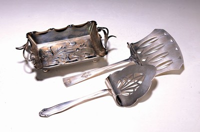Image 26733837 - 4 parts Art Nouveau, silver/metal, around 1900, 3 parts WMF silver-plated:, two serving parts and a small bowl, a silver purse with leather inside; England, around 1900, approx. 100 g