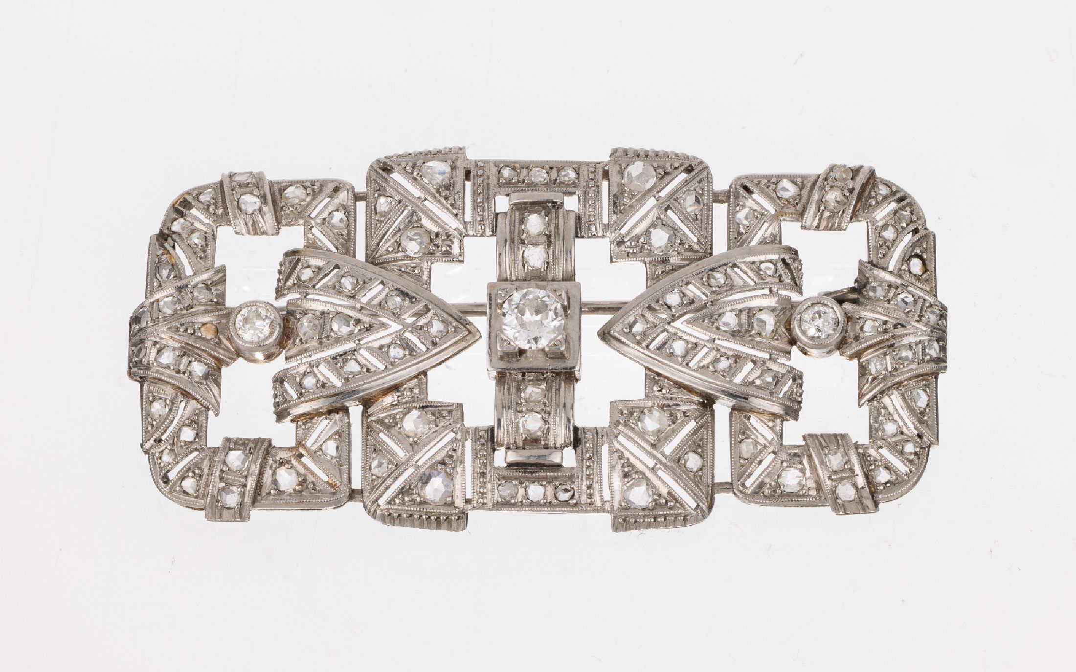 Platin Diamant-Brosche, um 1925-30, Pt gepr., geometrisch, 3 Altschliffdiamanten und 82 Diamantrosen zus. ca. 1.40 ct Weiß/p, ca. 5.5 x 2.9 cm, ca. ...
