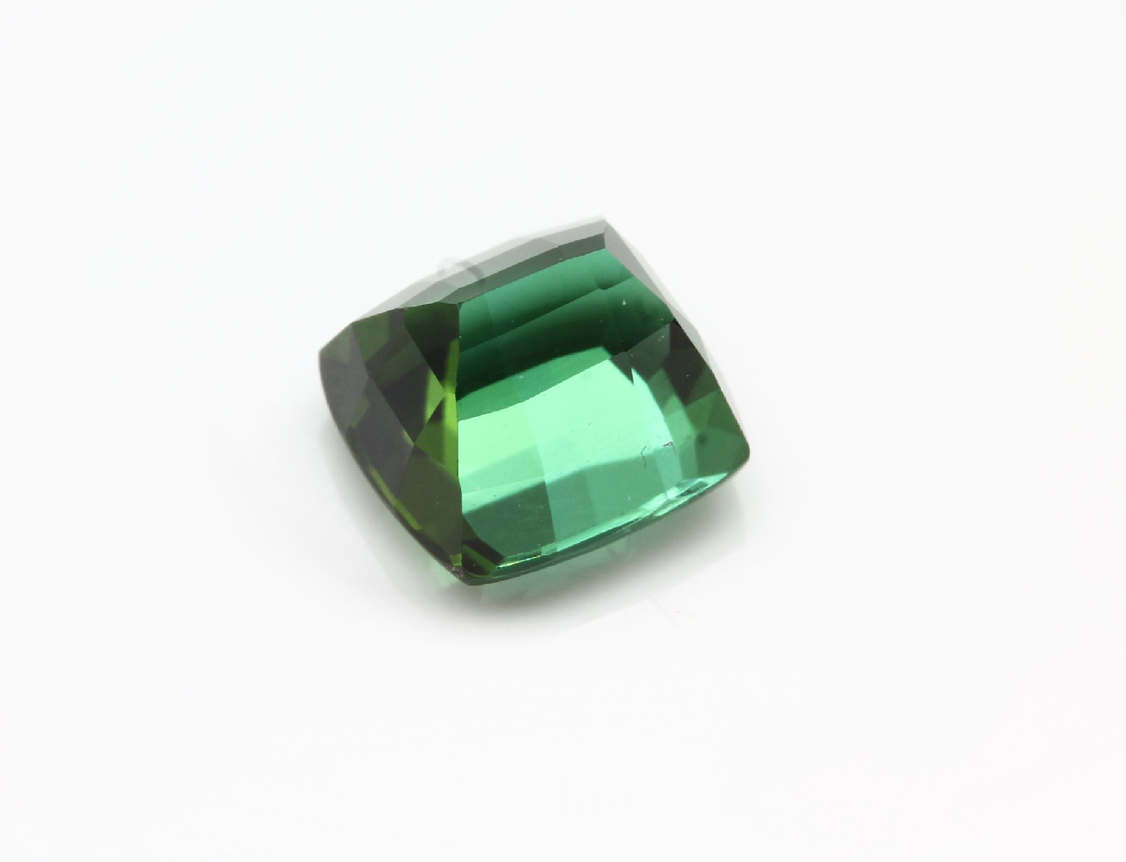 Detail a: Loser Turmalin, ca. 2.74 ct, sehr schöne bläulich-grüne Farbe, Treppenschliff, mit DSEFExpertise