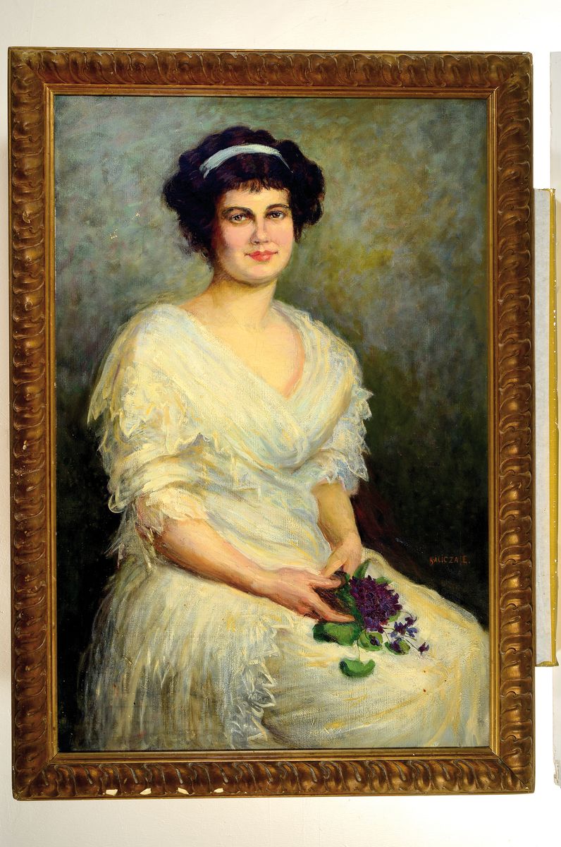 Detail k: Ersebeth Kalicza, 1879-1943 Budapest, großesDamenporträt, junge Frau mit Blumenstrauß und weißem Kleid, rechts signiert, Öl/Lwd, min. rest., ...