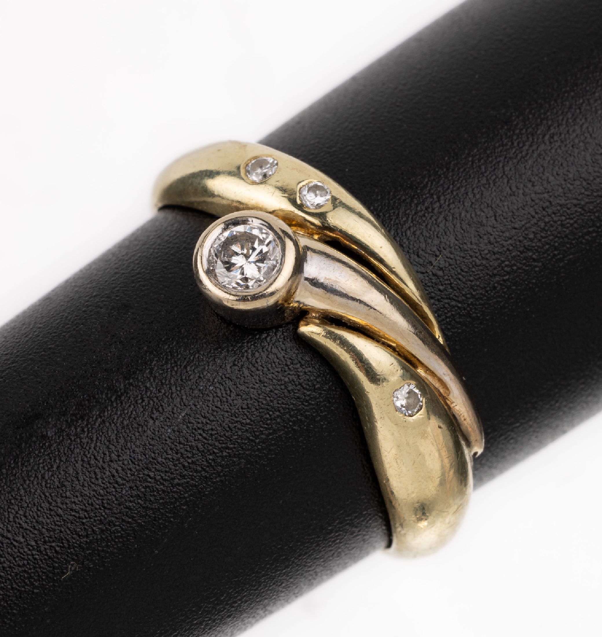 14 kt Gold Brillant-Ring, GG/WG 585/000, in WG gefasster Brillant 0.10 ct Weiß/p, seitl. 3 kl. Brillanten zus. ca. 0.03 ct Weiß/si, RW 57, ca. 3.6 ...