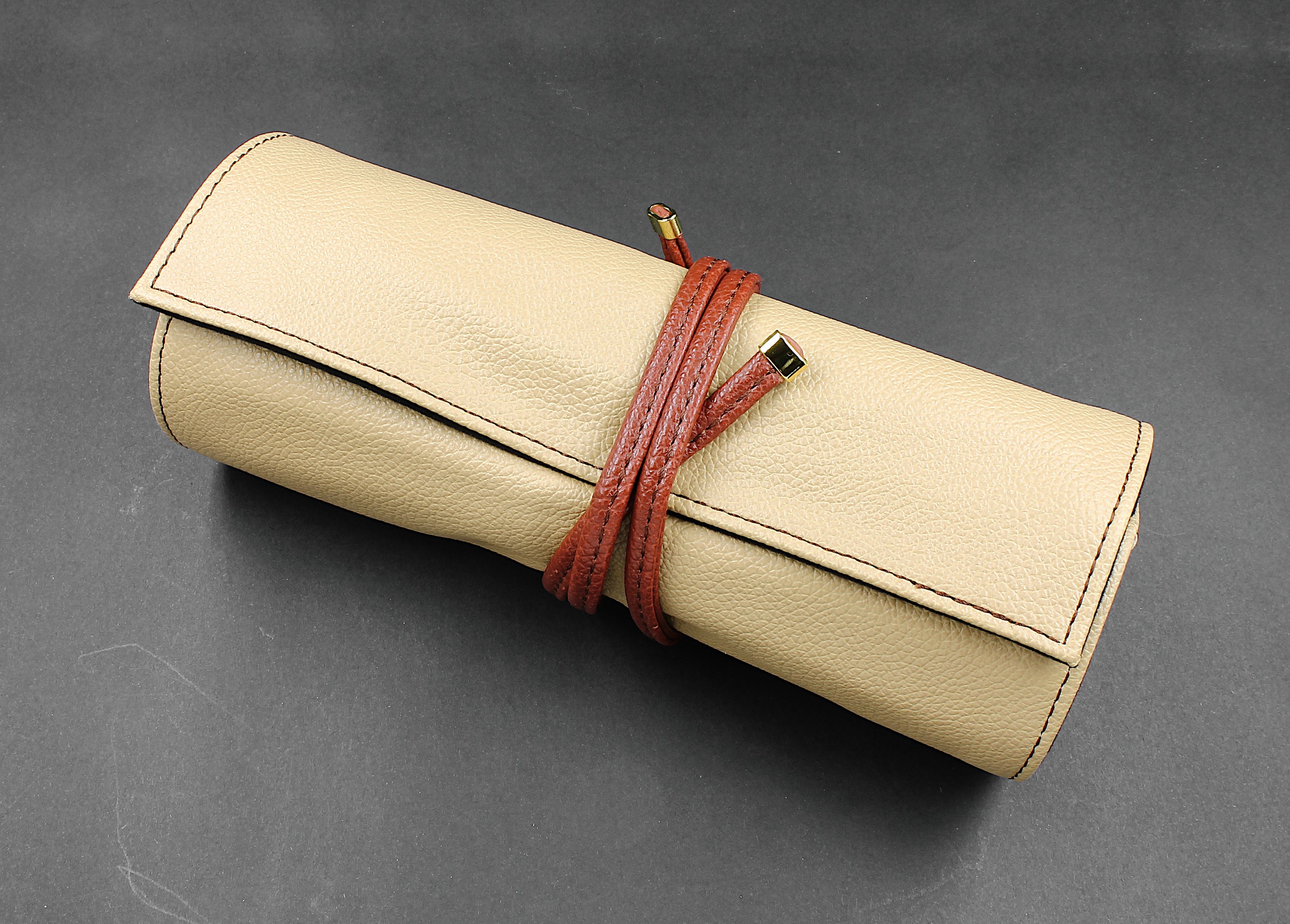 Image 26734417 - Schmuckrolle aus elfenbeinfarb. Feinsynthetik,Innenausstattung in Orange, abknöpfbares ...