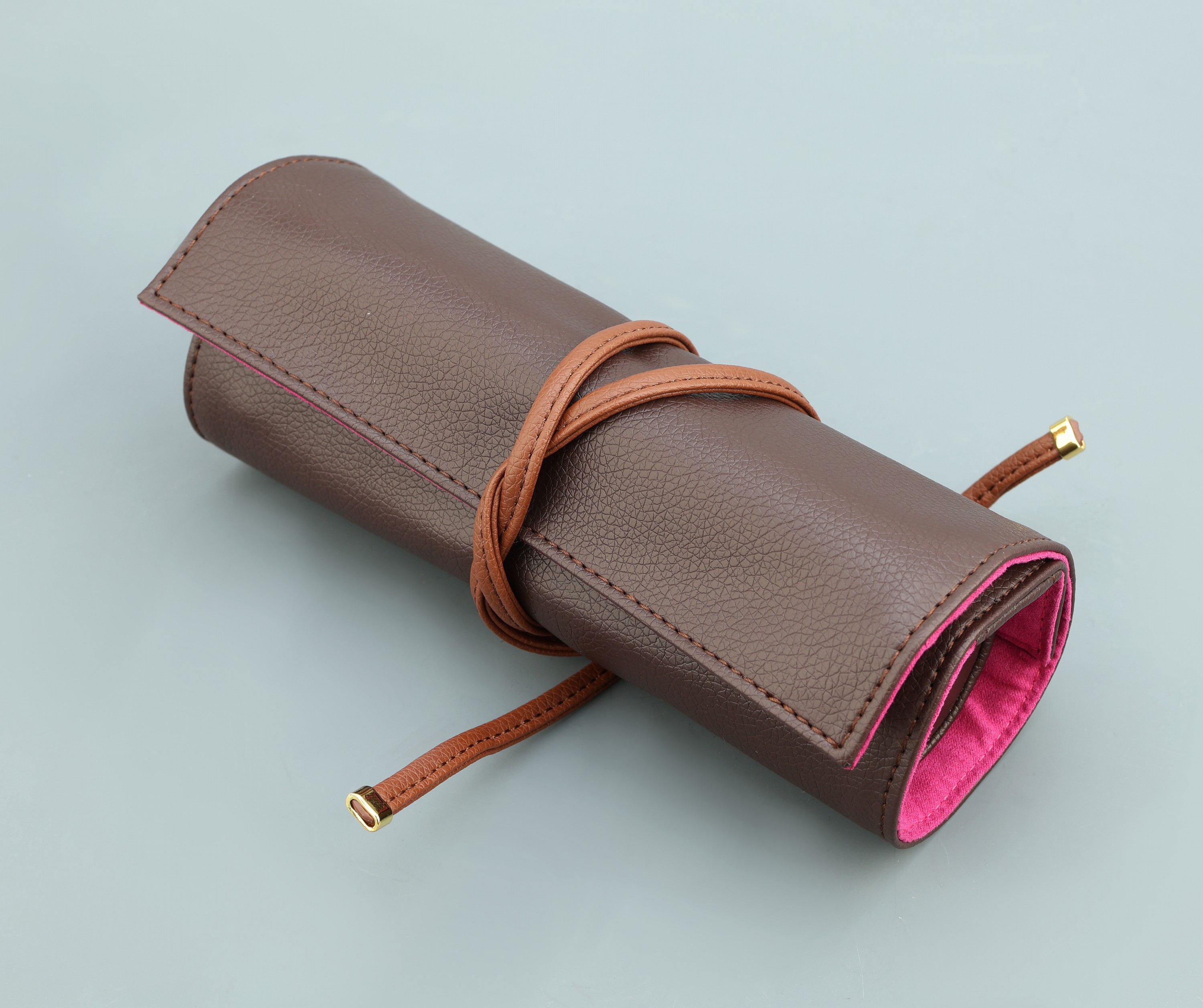 Schmuckrolle aus braunen Feinsynthetik, Innenausstattung in fuchsia, abknöpfbares Etui mit Reißverschluß, abknöpfbare Ring leiste, Schiene für ...