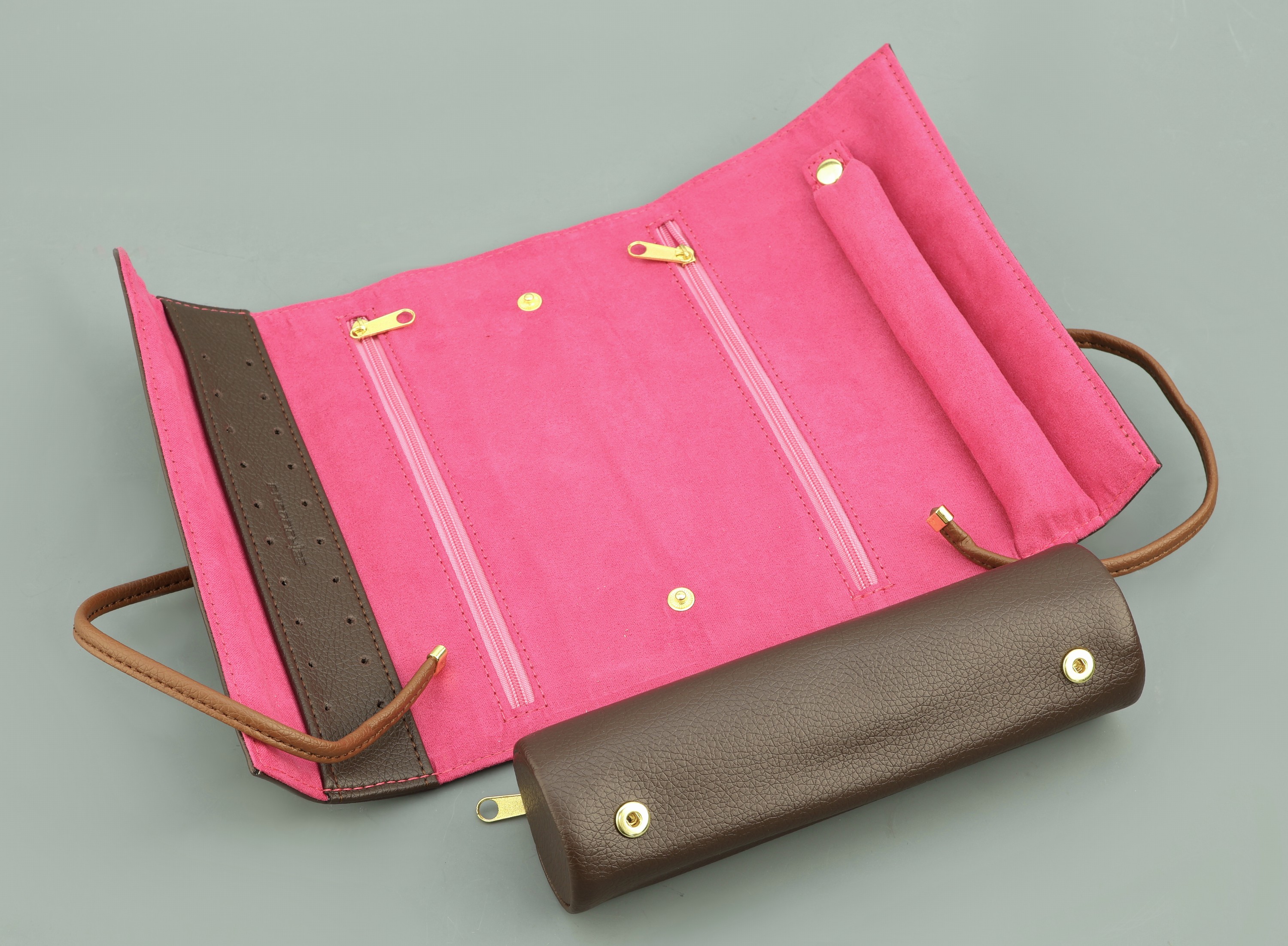 Detail b: Schmuckrolle aus braunen Feinsynthetik, Innenausstattung in fuchsia, abknöpfbares Etui mit Reißverschluß, abknöpfbare Ring leiste, Schiene für ...
