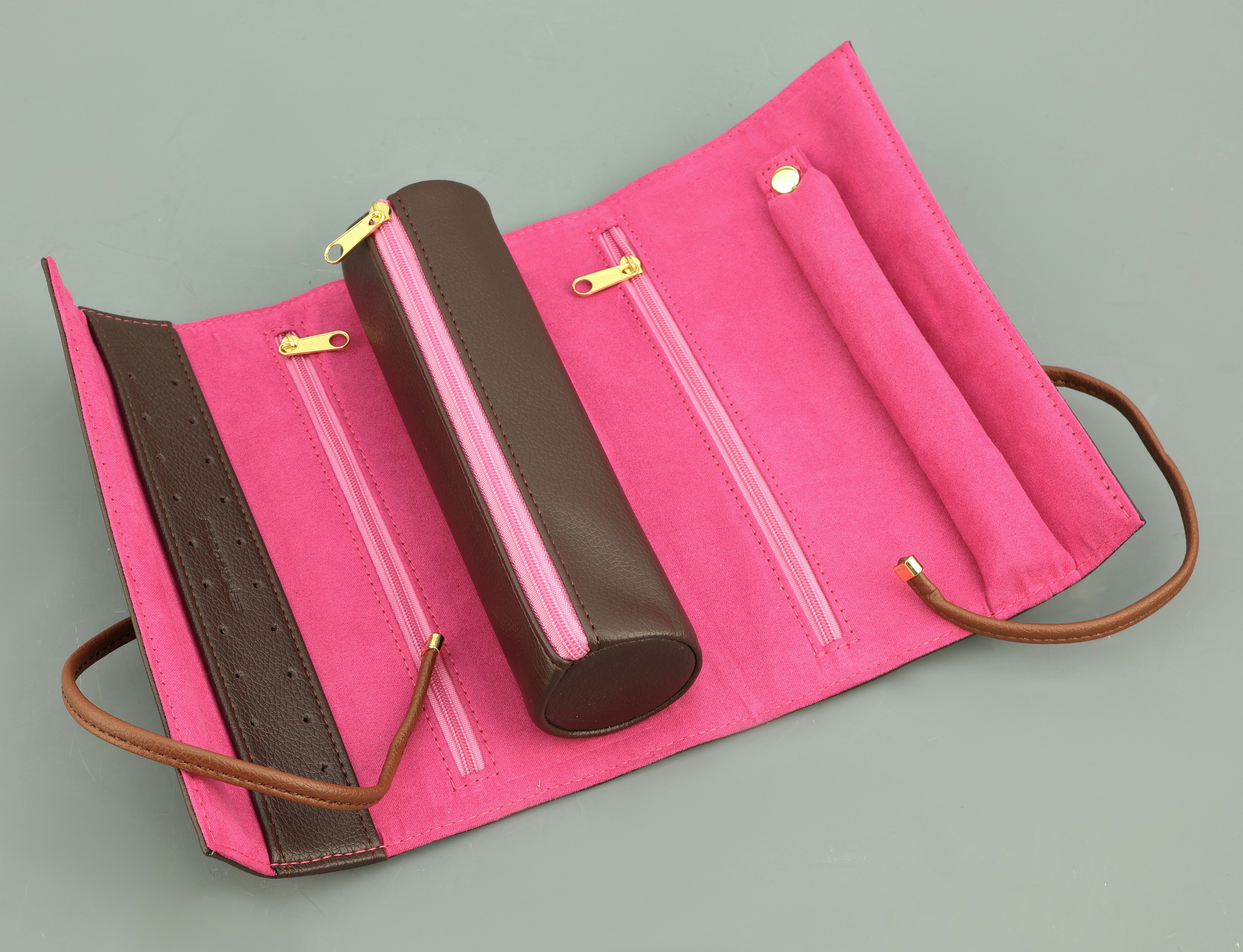 Detail a: Schmuckrolle aus braunen Feinsynthetik, Innenausstattung in fuchsia, abknöpfbares Etui mit Reißverschluß, abknöpfbare Ring leiste, Schiene für ...