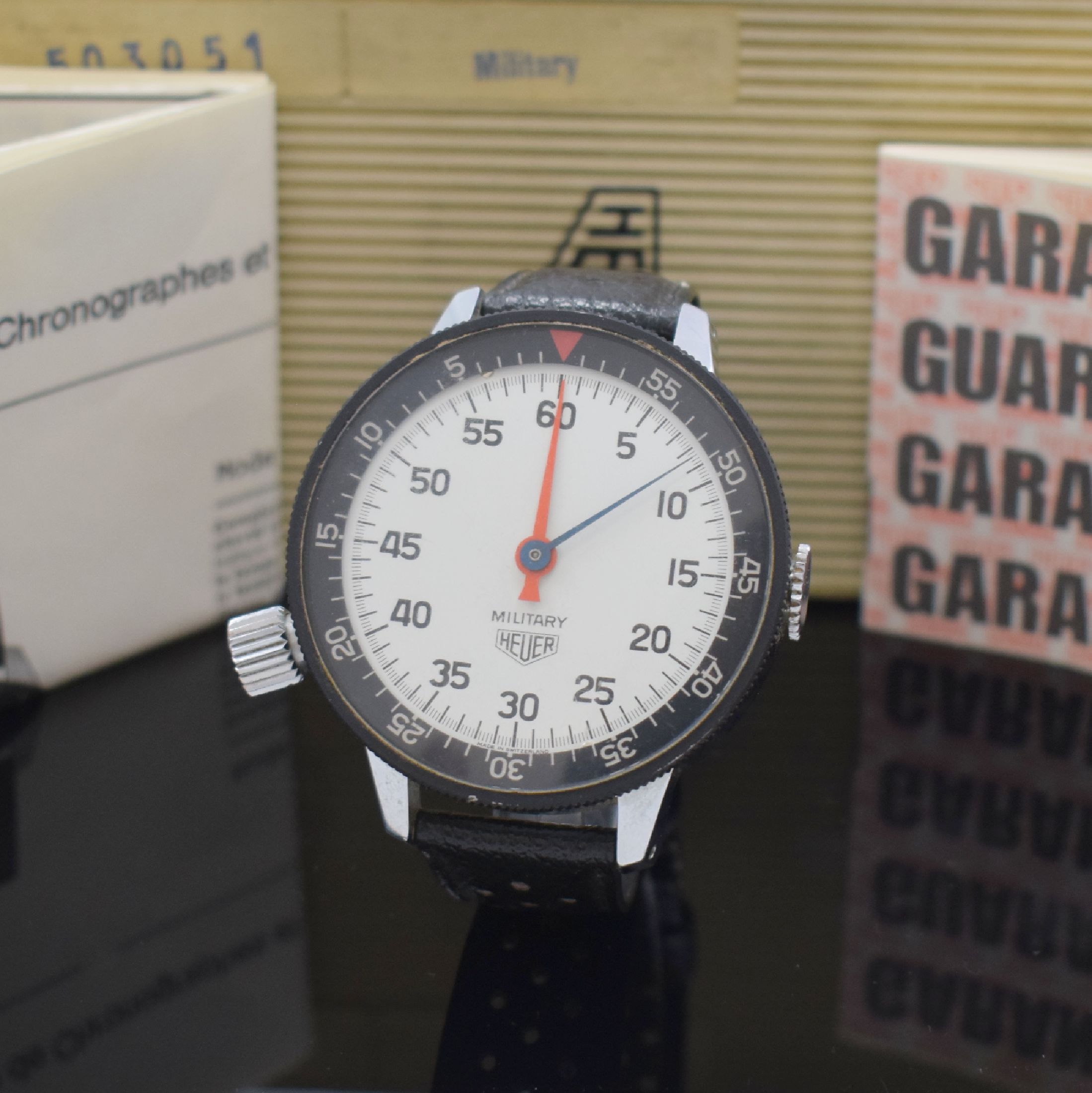 HEUER Military sehr seltene Armband-Stoppuhr als Full-Set, Schweiz um 1969, Handaufzug, verchromtes Geh., Stahlboden aufgedr., orig. Lederband, vers. ...