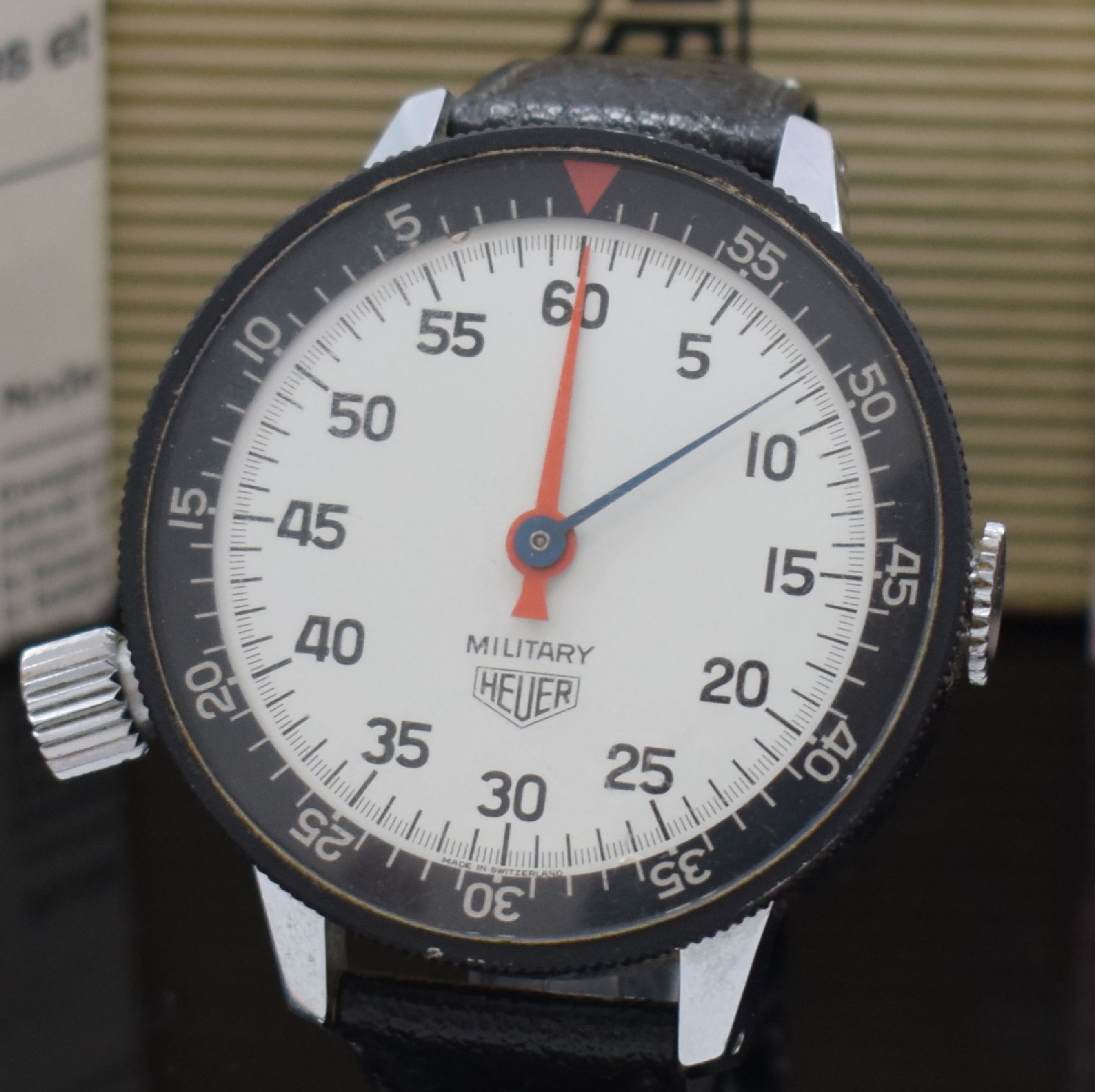 Detail a: HEUER Military sehr seltene Armband-Stoppuhr als Full-Set, Schweiz um 1969, Handaufzug, verchromtes Geh., Stahlboden aufgedr., orig. Lederband, vers. ...