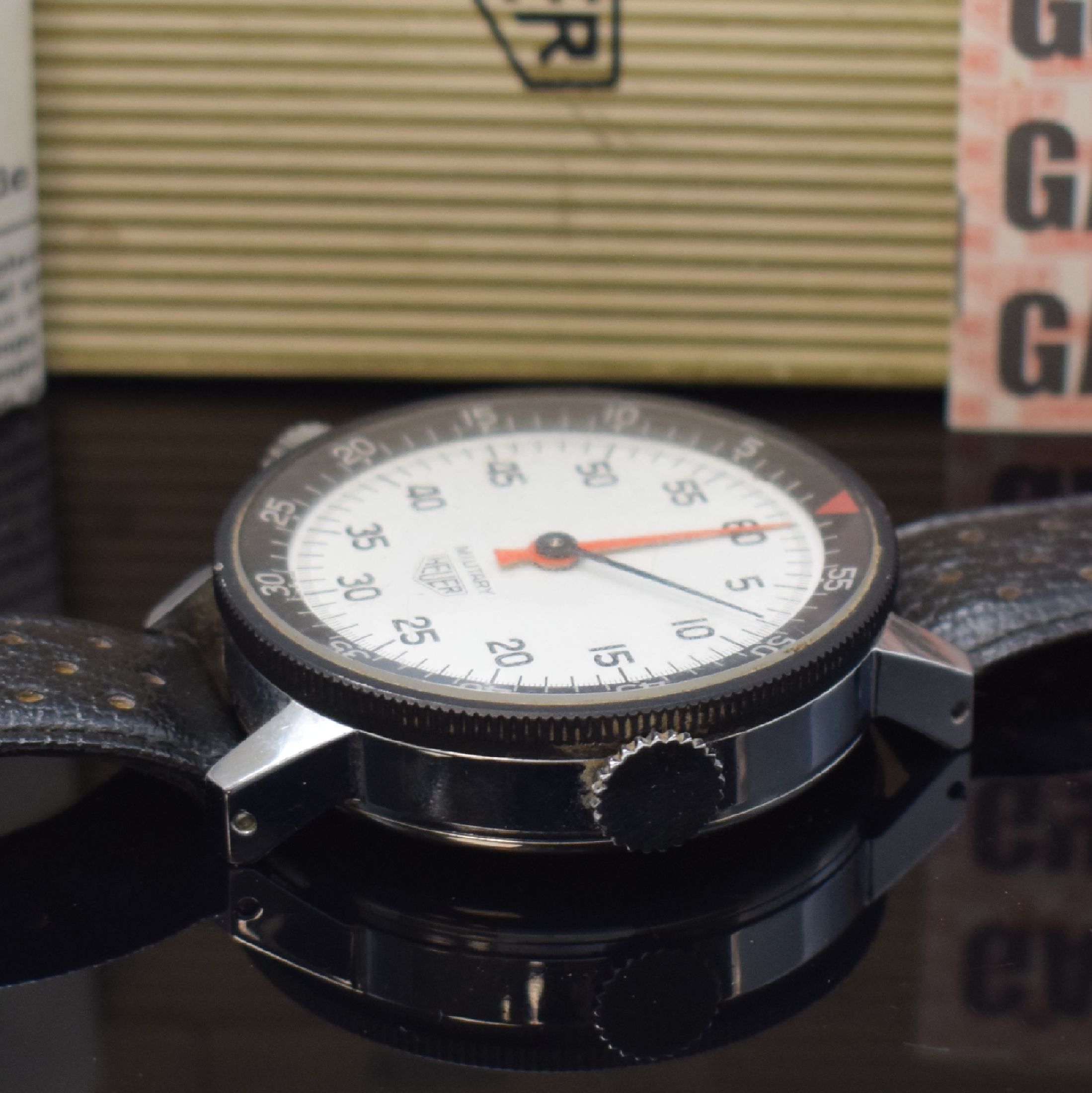 Detail b: HEUER Military sehr seltene Armband-Stoppuhr als Full-Set, Schweiz um 1969, Handaufzug, verchromtes Geh., Stahlboden aufgedr., orig. Lederband, vers. ...