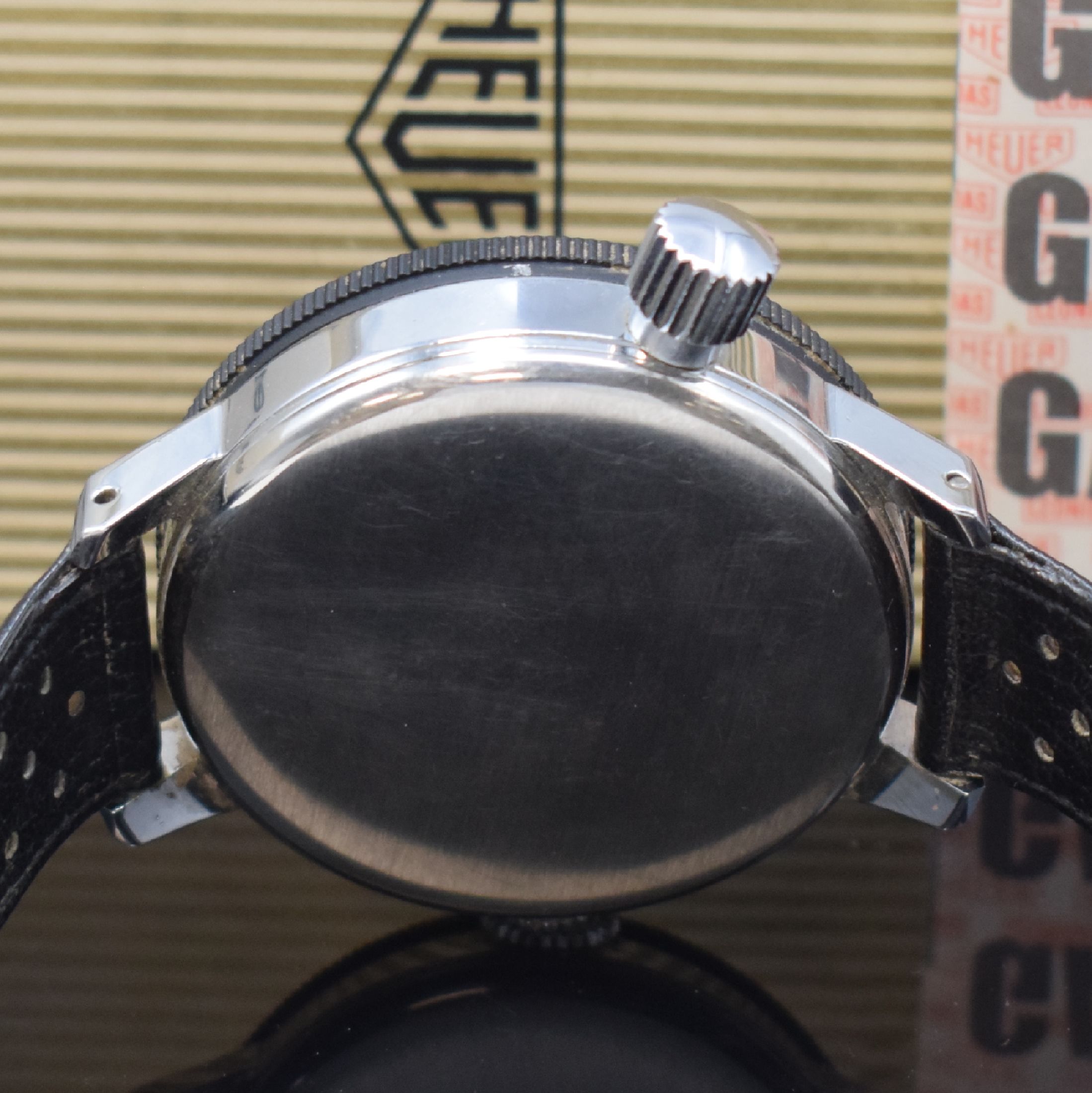 Detail d: HEUER Military sehr seltene Armband-Stoppuhr als Full-Set, Schweiz um 1969, Handaufzug, verchromtes Geh., Stahlboden aufgedr., orig. Lederband, vers. ...