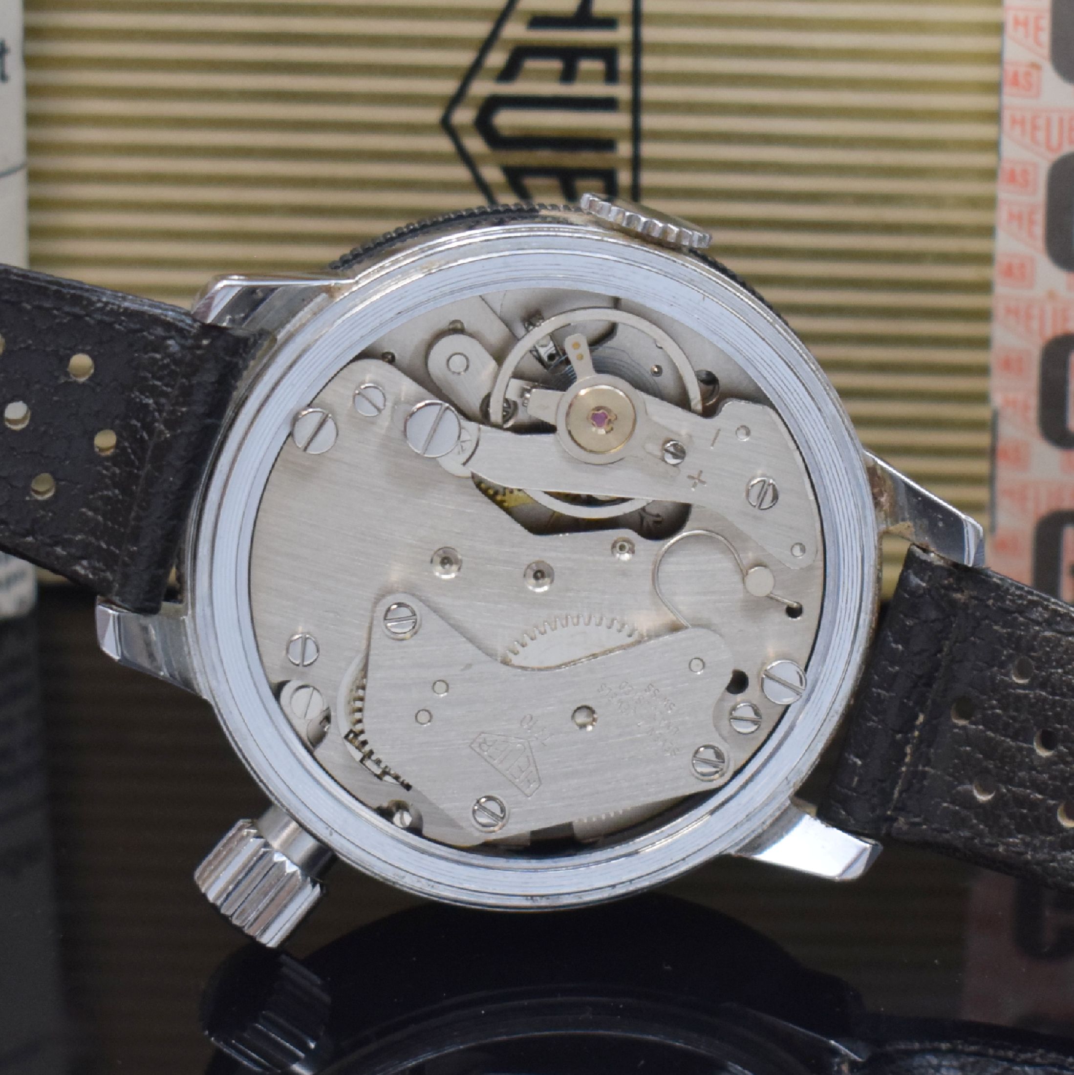 Detail e: HEUER Military sehr seltene Armband-Stoppuhr als Full-Set, Schweiz um 1969, Handaufzug, verchromtes Geh., Stahlboden aufgedr., orig. Lederband, vers. ...
