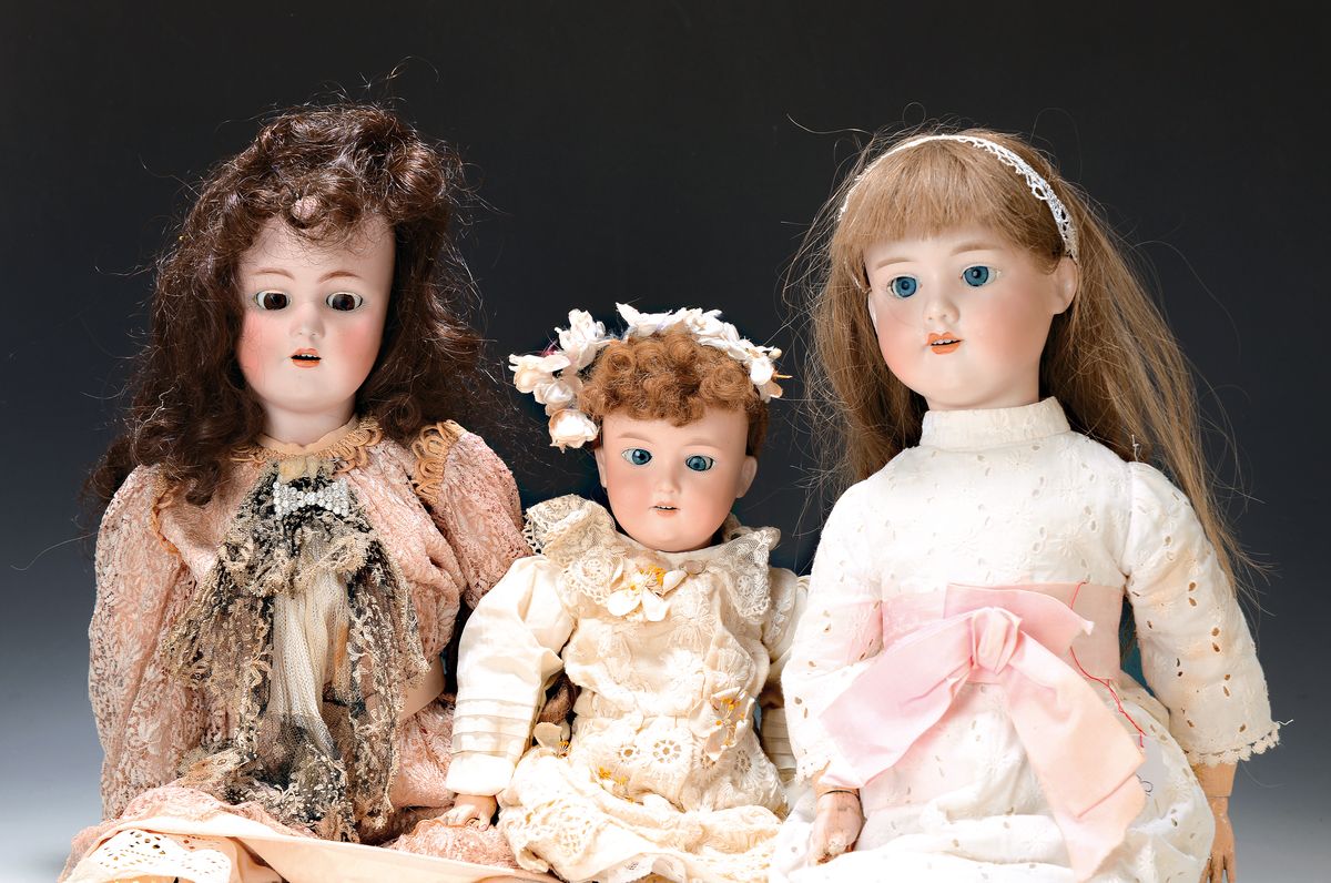 Drei Porzellankopfpuppen, um 1910-20, a. Armand Marseille 390 A2M, H. ca. 42 cm, b. Armand Marseille 390 A7M, H. ca. 60 cm, beide mit Gliederkörper, ...