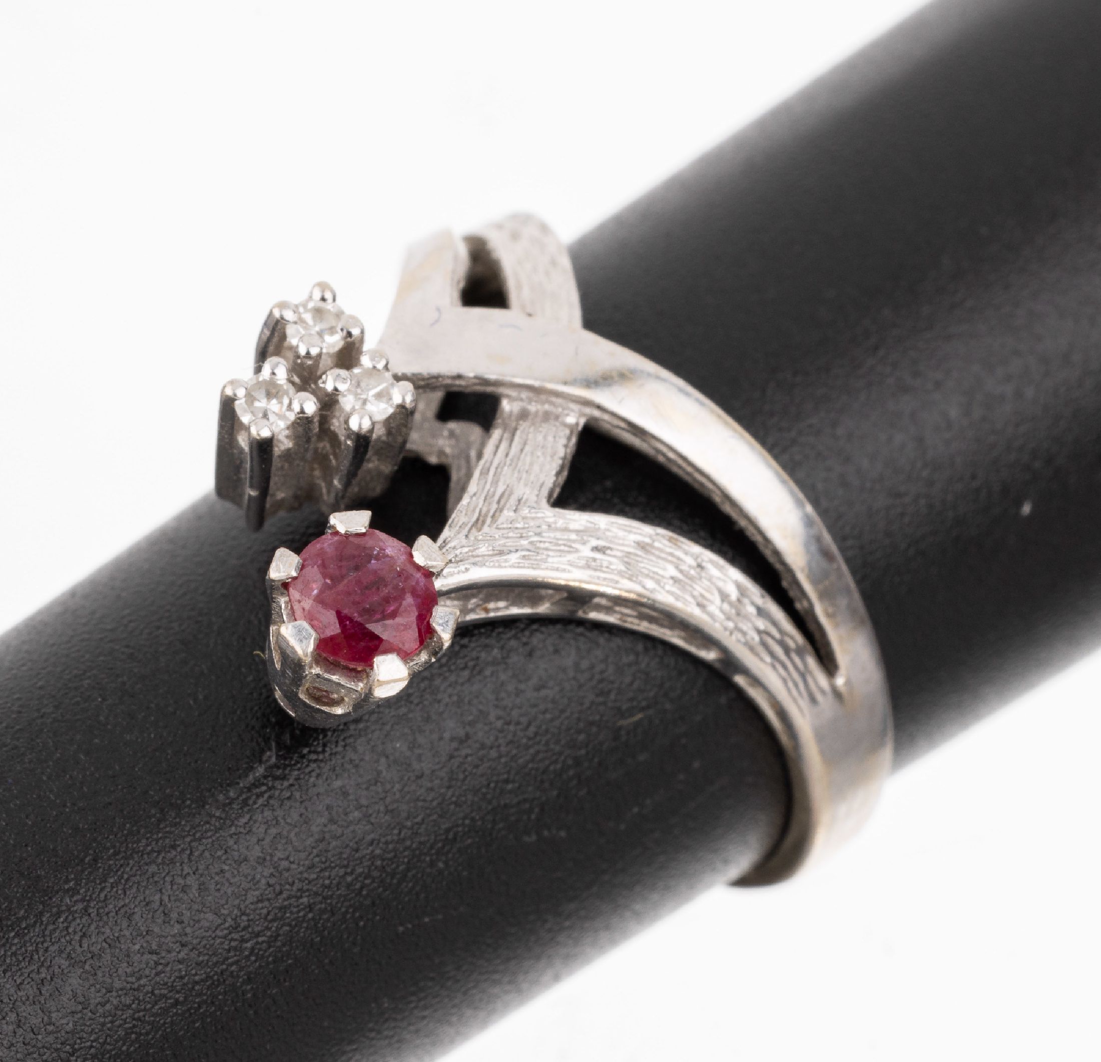 14 kt Gold Rubin-Diamant-Ring, WG 585/000, part. strukturiert, 1 rundfacett. Rubin ca. 0.20 ct, 3 8/8-Diamanten zus. ca. 0.06 ct Weiß/si, RW 58, ...