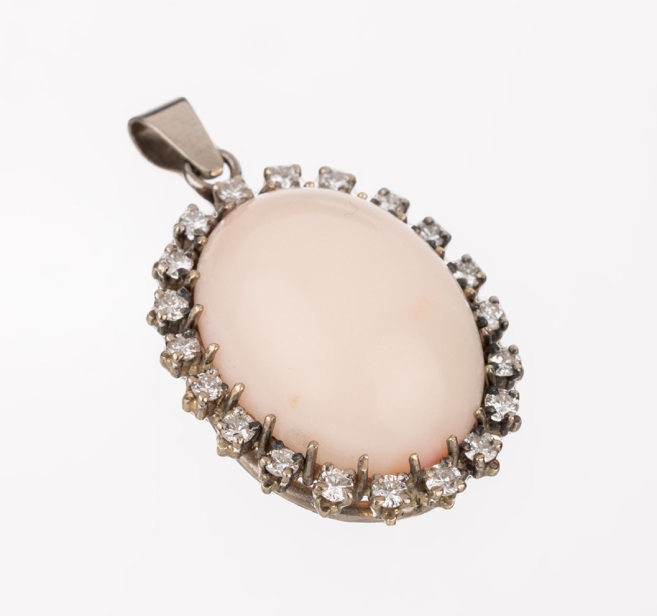 18 kt Gold Korallen-Brillant-Anhänger, GG 750/000 gepr., ovaler Engelhautkorallen- Cabochon, 20 Brillanten zus. ca. 0.60 ct Weiß/si, ca. 6.9 g, ...