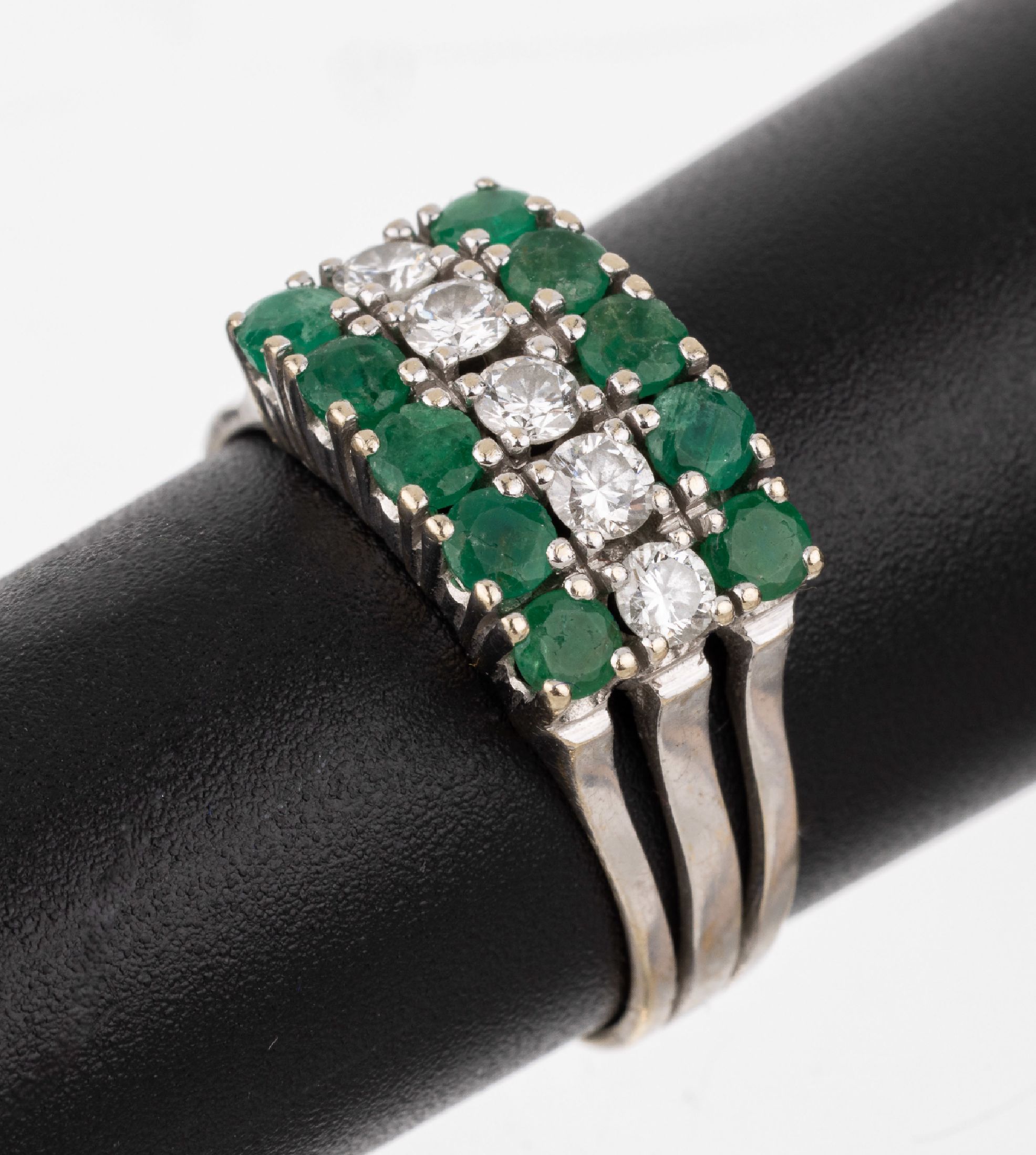 14 kt Gold Smaragd-Brillant-Ring, WG 585/000, 5 Brillanten zus. ca. 0.30 ct Weiß/si, 10 rundfacett. Smaragde zus. ca. 0.40ct, RW 56, ca. 4.5 g, ...
