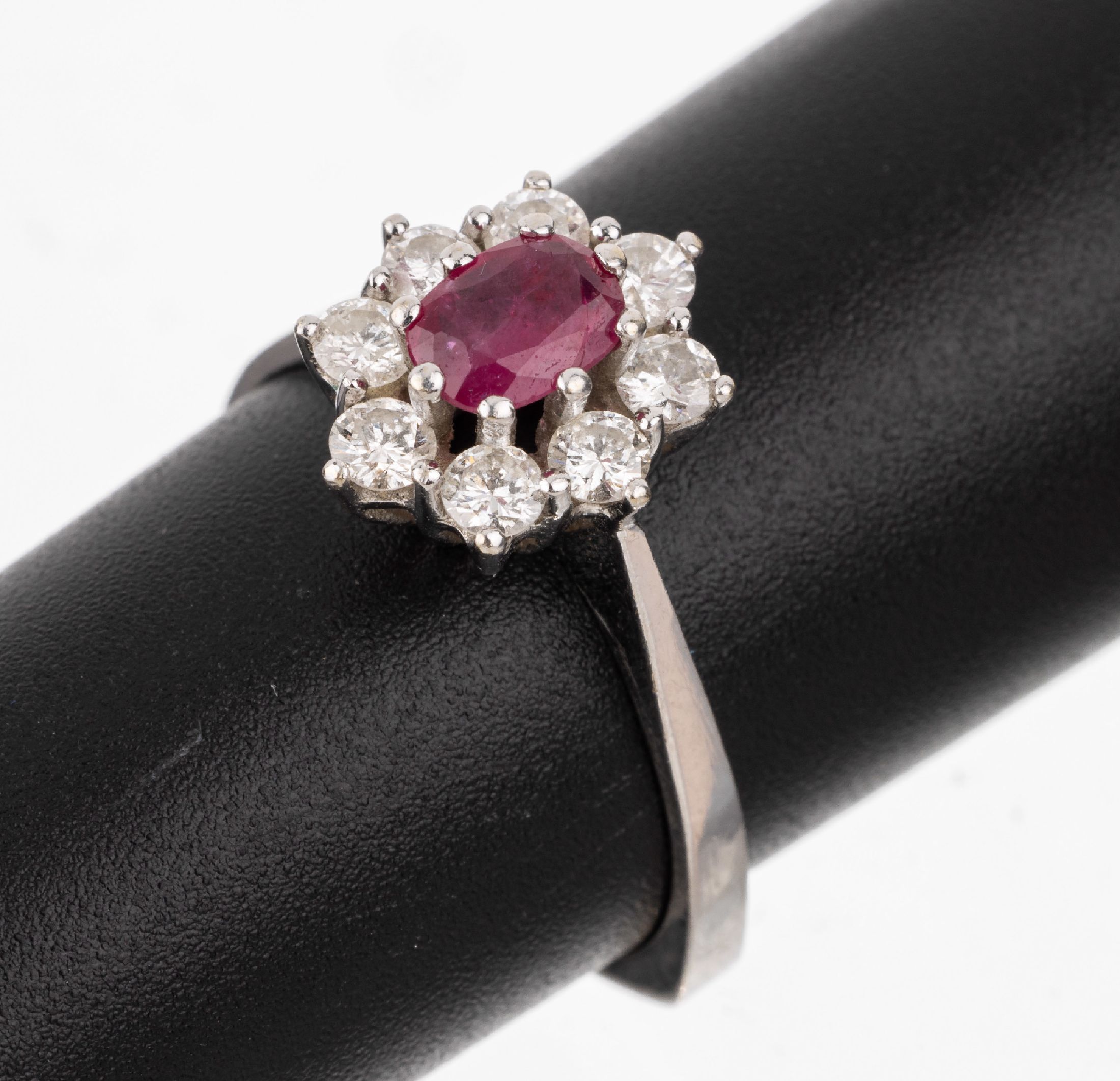 14 kt Gold Rubin-Brillant-Ring, WG 585/000,ovalfacett. Rubin ca. 0.50 ct, 8 Brillanten zus. ca. 0.56 ct Weiß/si, RW 56, ca. 3.2 g