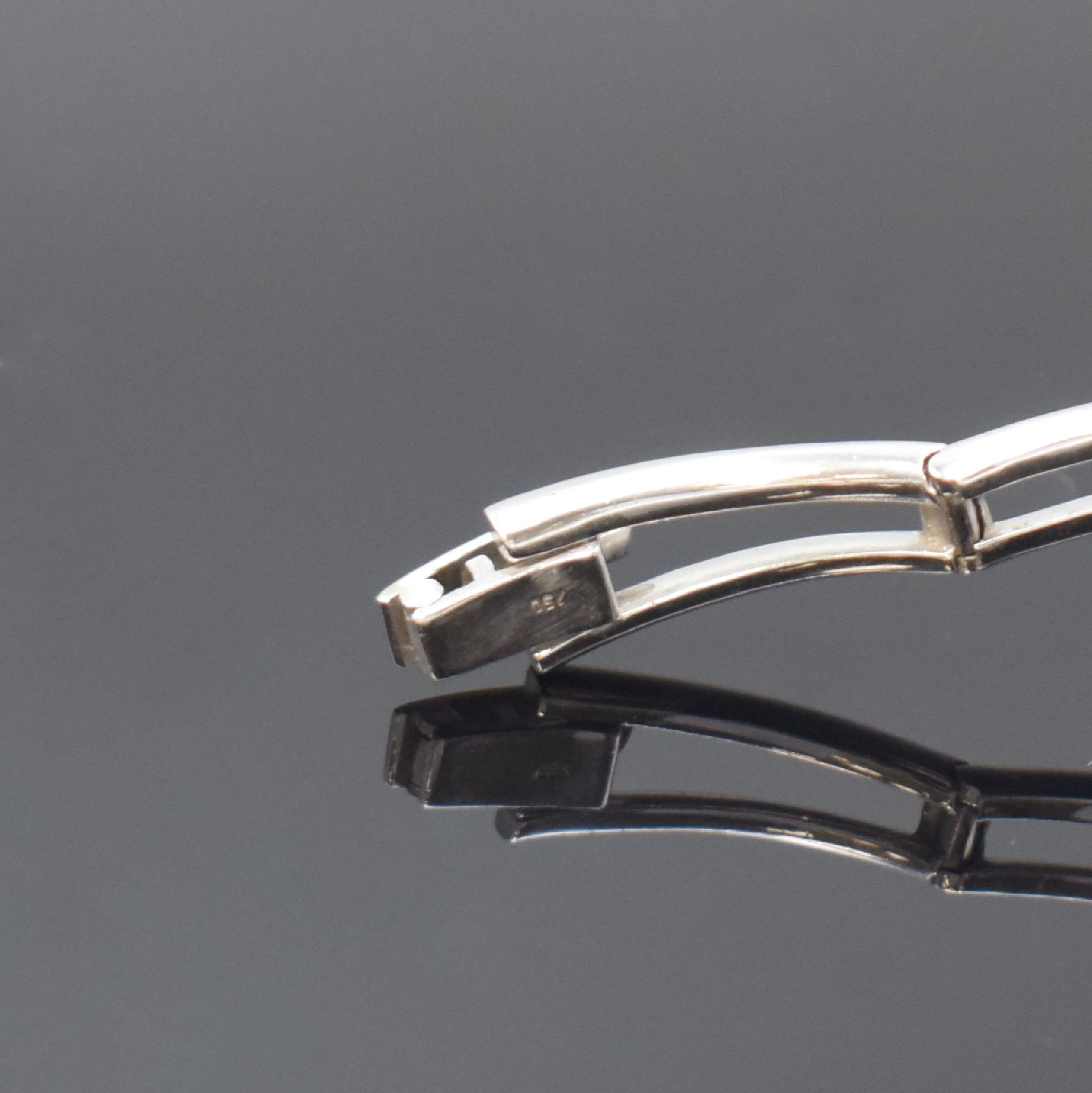 Detail d: WHITE LOOPING ausgefallene Designerarmbanduhr in WG 750/000 mit Diamanten, Schweiz um 1976, Handaufzug, Boden mit Widmungsgravur aufgedr., Lünette ...