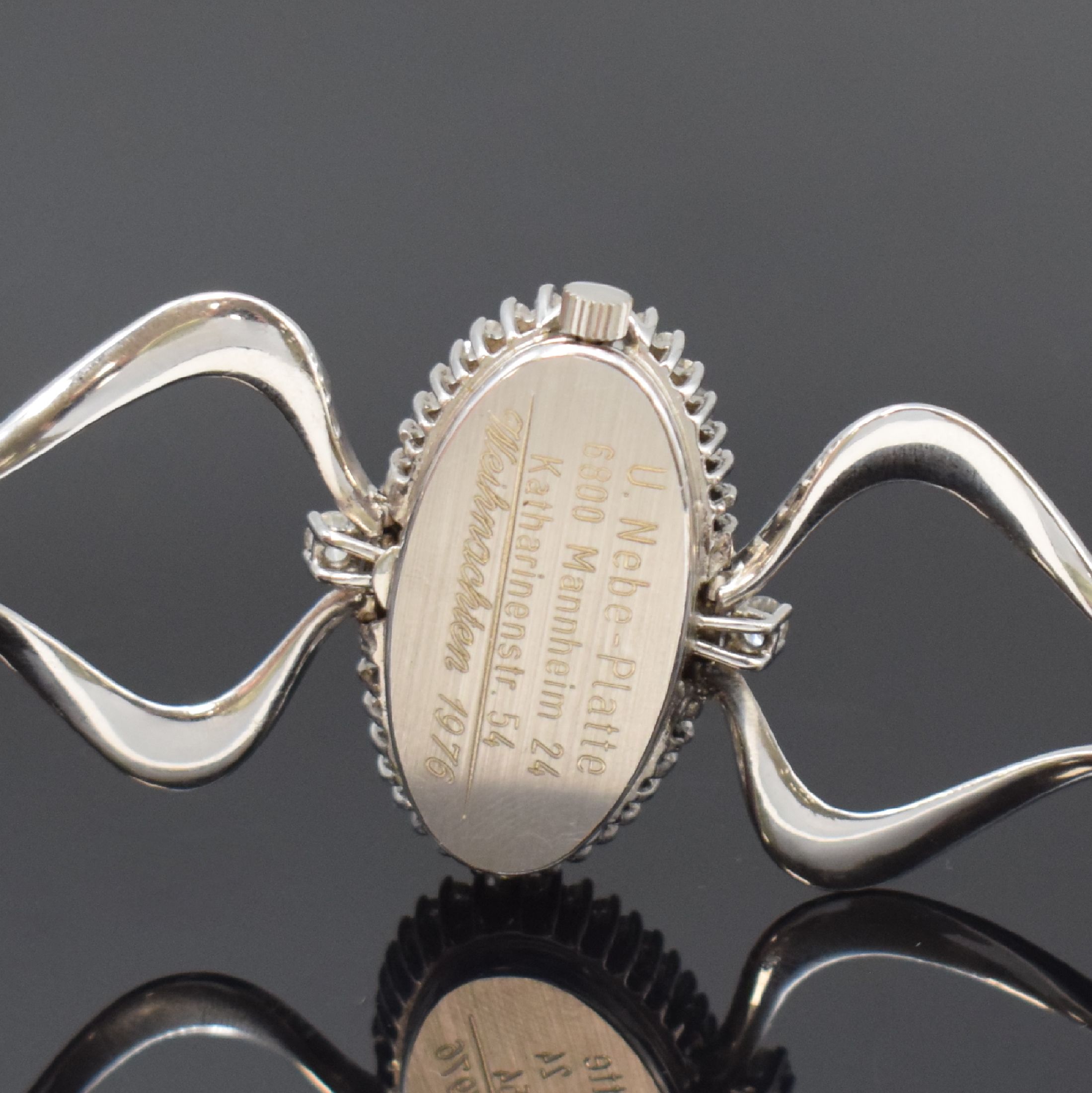 Detail e: WHITE LOOPING ausgefallene Designerarmbanduhr in WG 750/000 mit Diamanten, Schweiz um 1976, Handaufzug, Boden mit Widmungsgravur aufgedr., Lünette ...