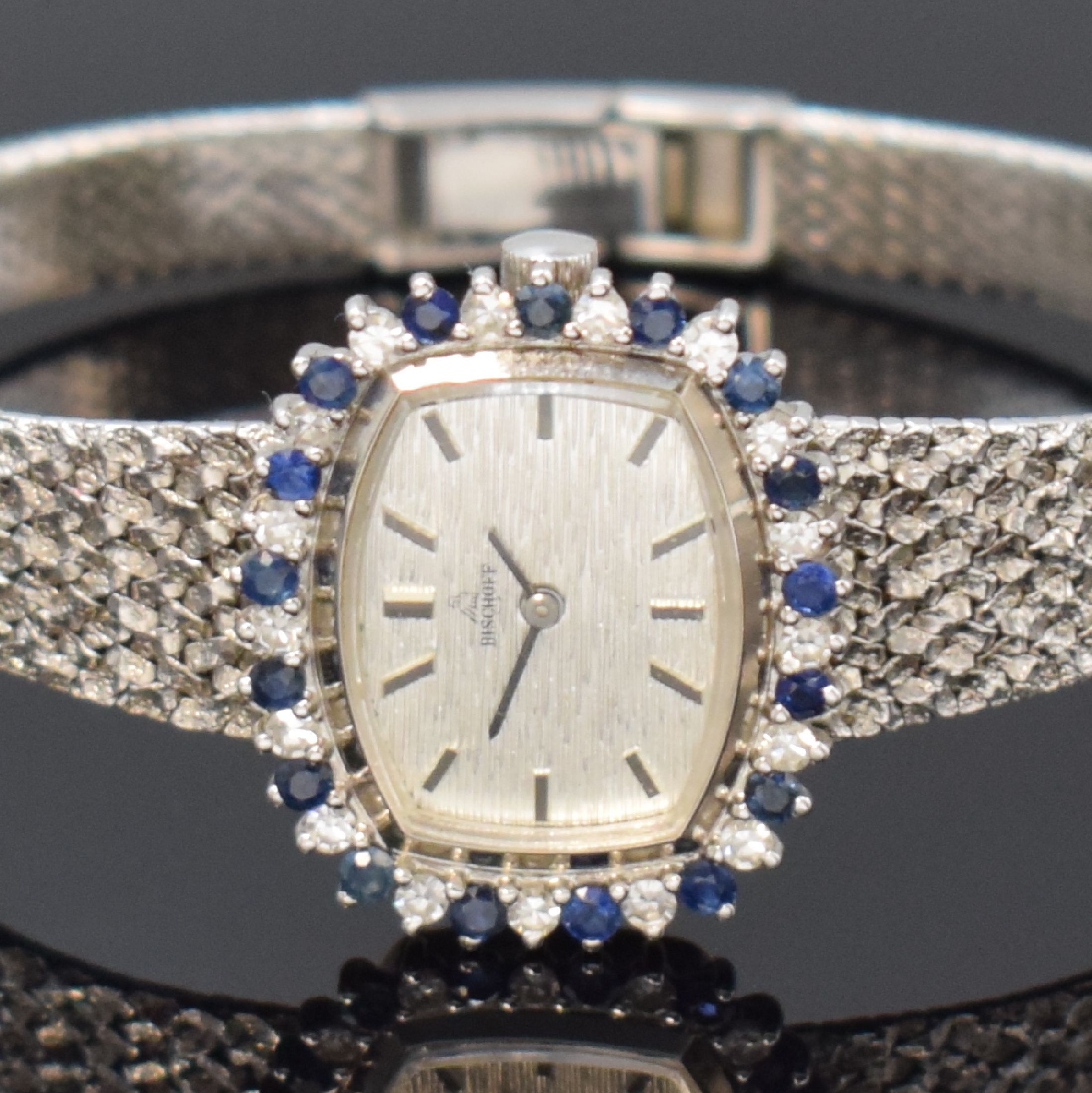 Detail a: BISCHOFF Damenarmbanduhr in WG 585/000 mit Diamanten und Saphiren, Schweiz um 1970, Handaufzug, Boden aufgedr., Lünette aufw. m. Diamanten u. ...
