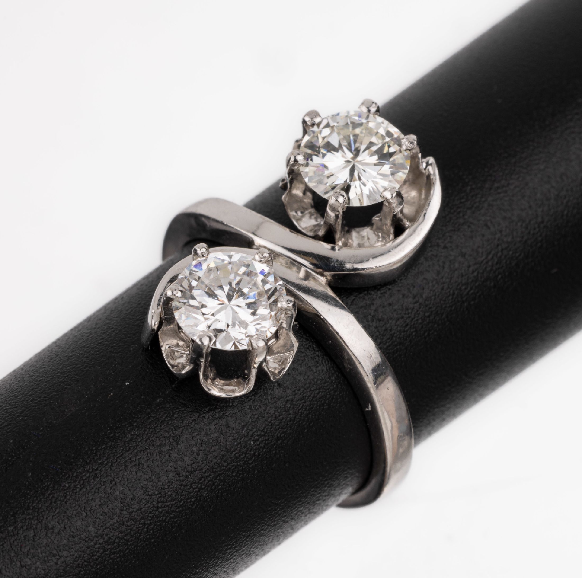 14 kt Gold Brillant-Ring, WG 585/000, 1 Brillant ca. 0.80 ct Weiß/p1, 1 Brillant ca. 0.80 ct l.get.Weiß/si, RW 52, ca. 4.75 g