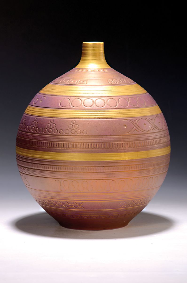 Zwei Vasen, Hutschenreuther/Rosenthal, Entwurf Achtziger und Martin Froger, 1. kugelförmig mit kupferfarbener und goldener Staffage, H. ca. 31 cm; ...