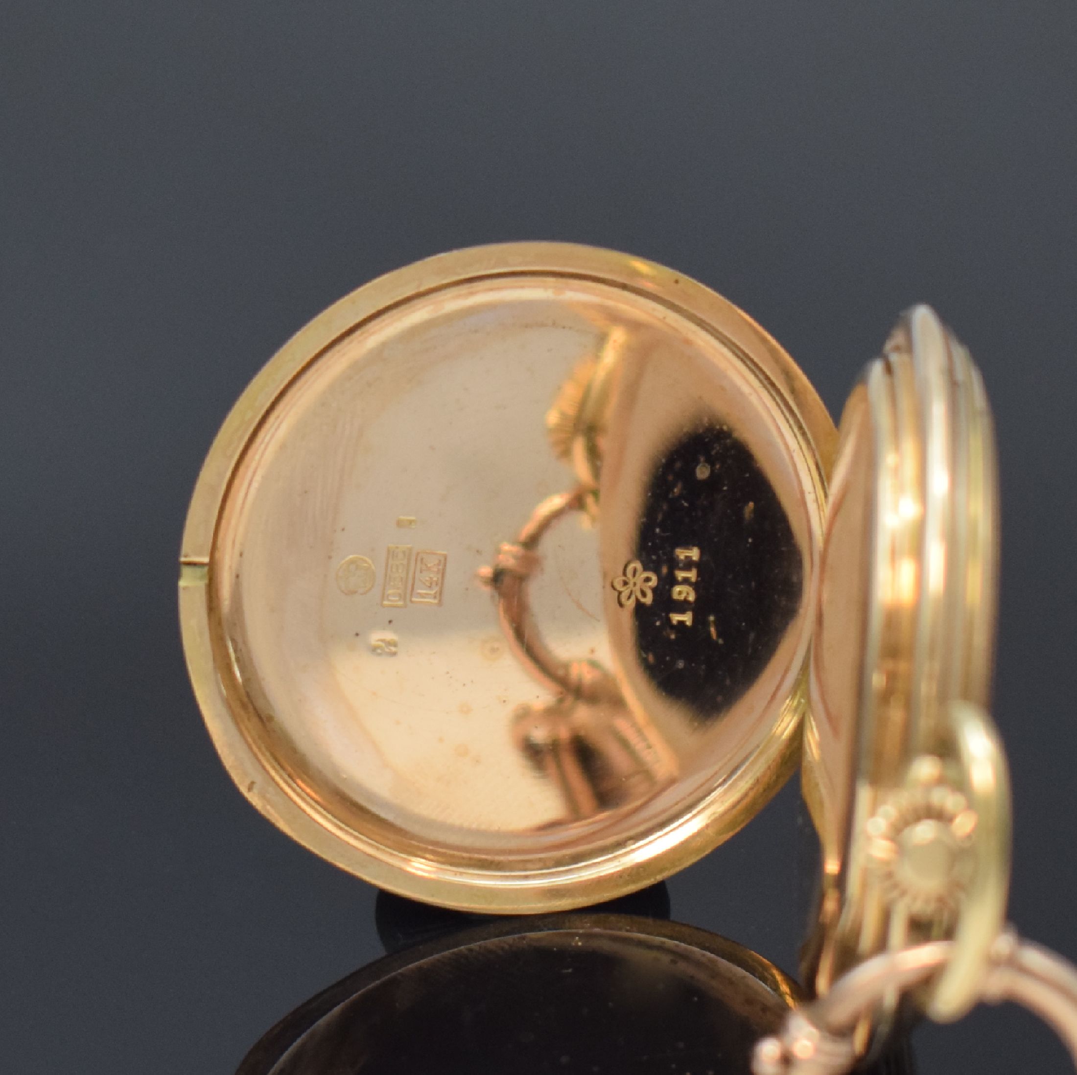 Detail d: GENEVE Herrensavonette in RoseG 585/000 mit Kette in RG 333/000, Schweiz um 1910, 3- Deckel-Goldgeh., Sprung- u. Rückdeckel m. Strahlendekor, ...