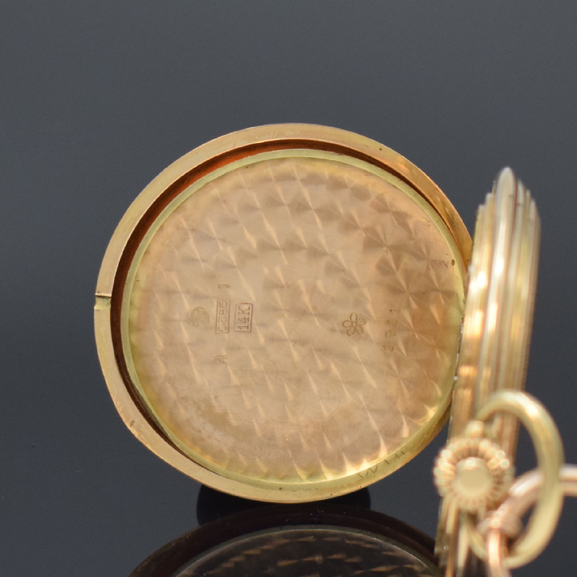 Detail f: GENEVE Herrensavonette in RoseG 585/000 mit Kette in RG 333/000, Schweiz um 1910, 3- Deckel-Goldgeh., Sprung- u. Rückdeckel m. Strahlendekor, ...