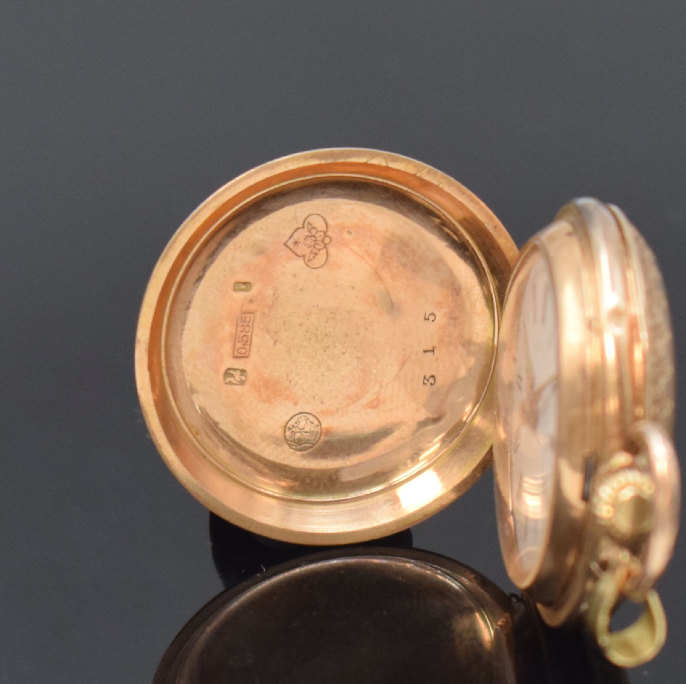 Detail a: Damensavonette in RG 585/000, Schweiz um 1900, grav. Geh. dell., guill. Sprung- u. Rückdeckel floral grav., Metallcuvette, Emailzifferbl. m. röm. ...