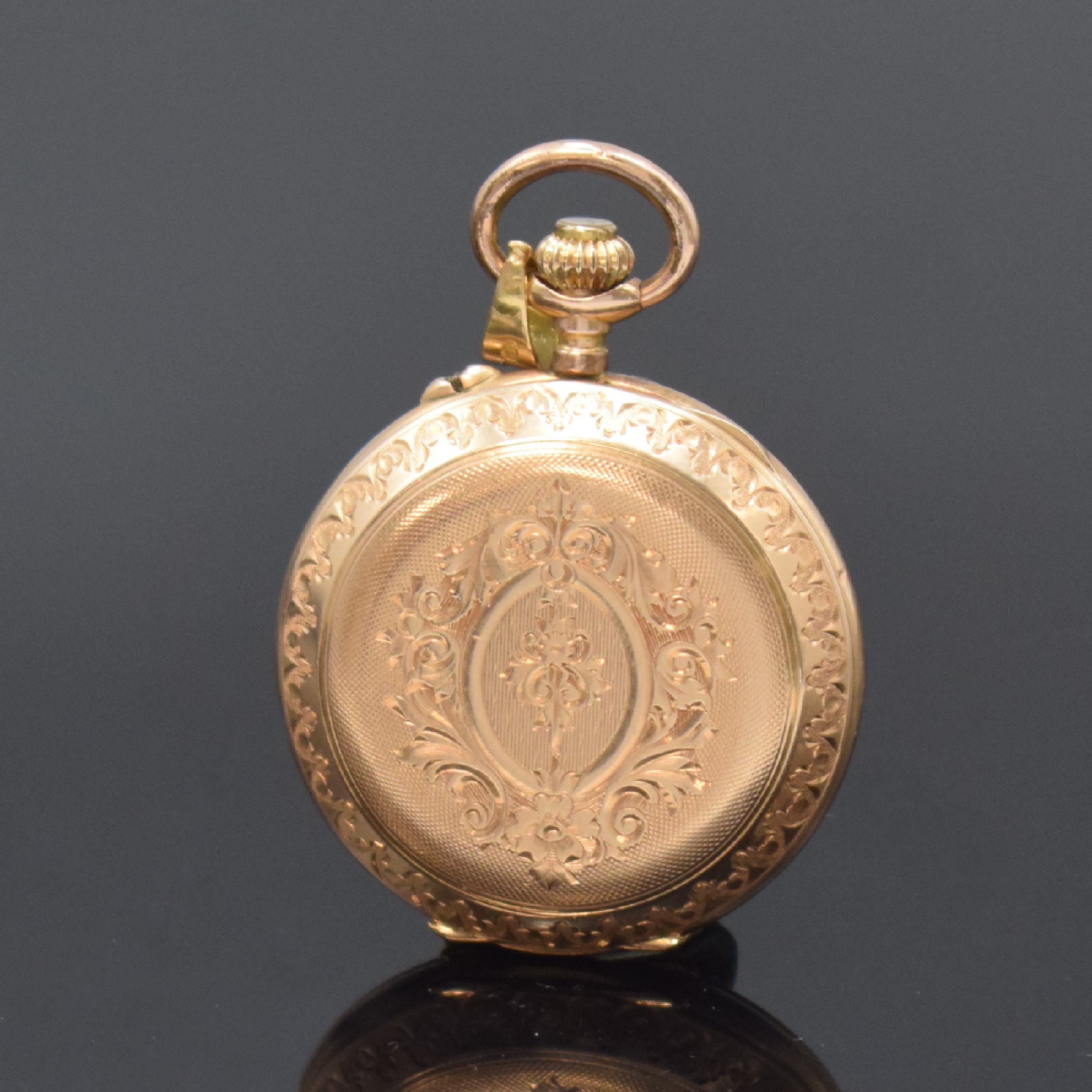 Detail c: Damensavonette in RG 585/000, Schweiz um 1900, grav. Geh. dell., guill. Sprung- u. Rückdeckel floral grav., Metallcuvette, Emailzifferbl. m. röm. ...