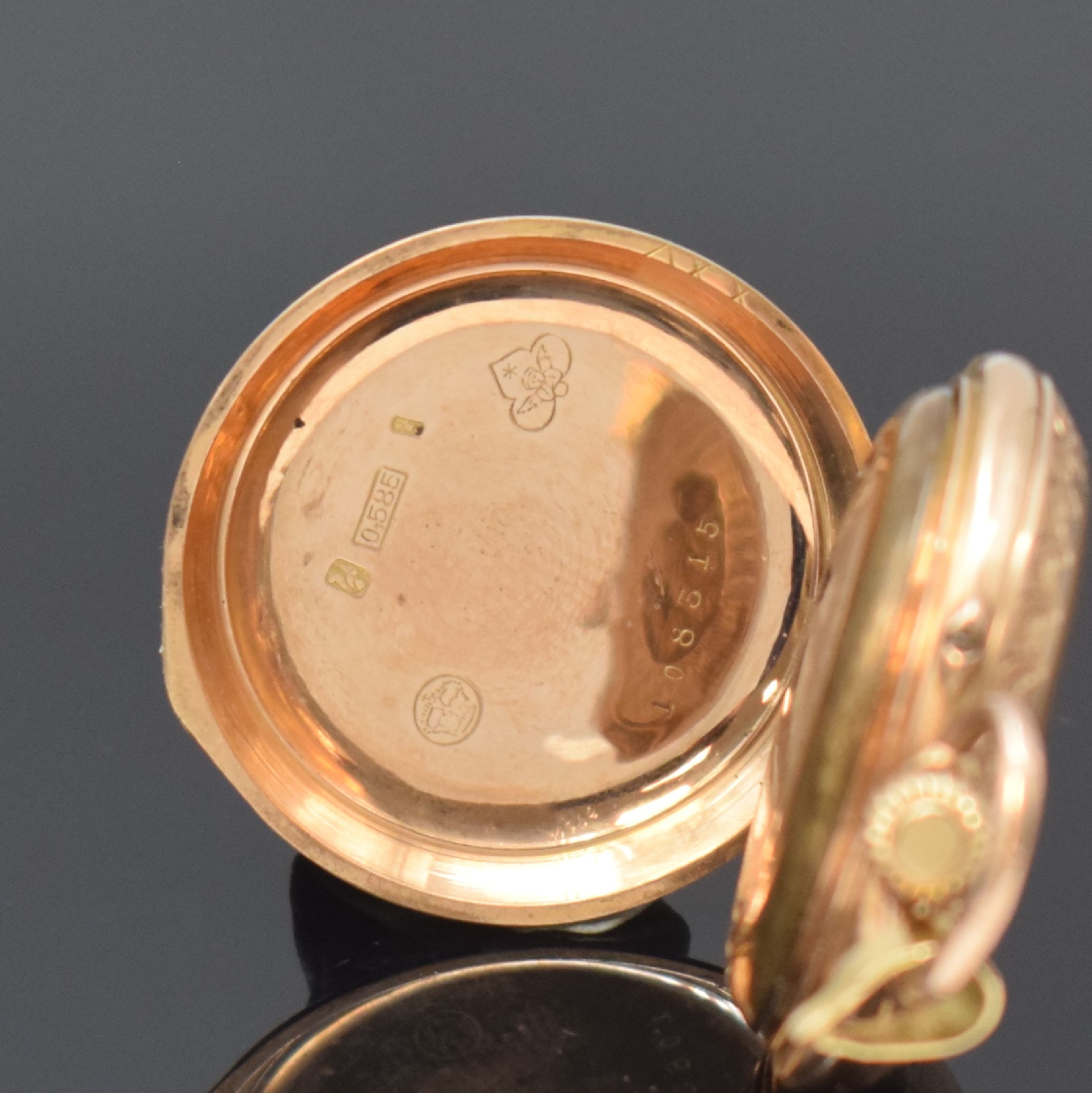 Detail d: Damensavonette in RG 585/000, Schweiz um 1900, grav. Geh. dell., guill. Sprung- u. Rückdeckel floral grav., Metallcuvette, Emailzifferbl. m. röm. ...