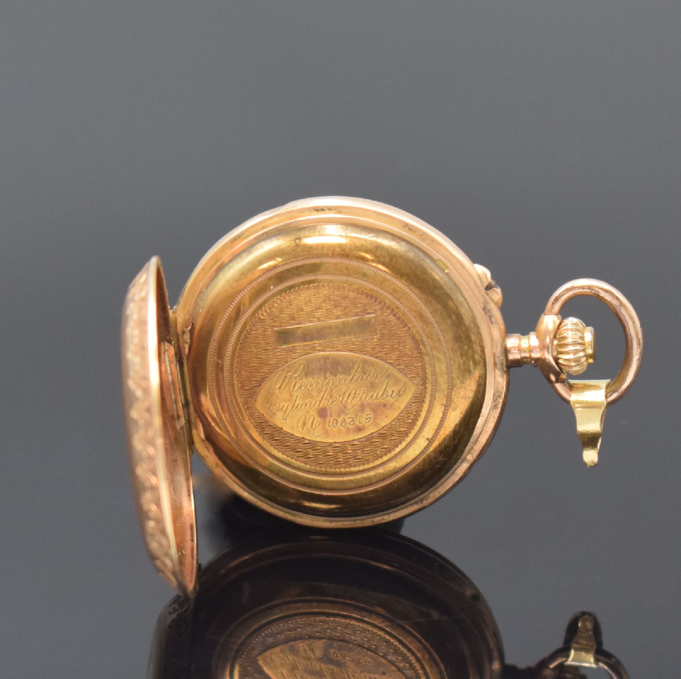 Detail e: Damensavonette in RG 585/000, Schweiz um 1900, grav. Geh. dell., guill. Sprung- u. Rückdeckel floral grav., Metallcuvette, Emailzifferbl. m. röm. ...