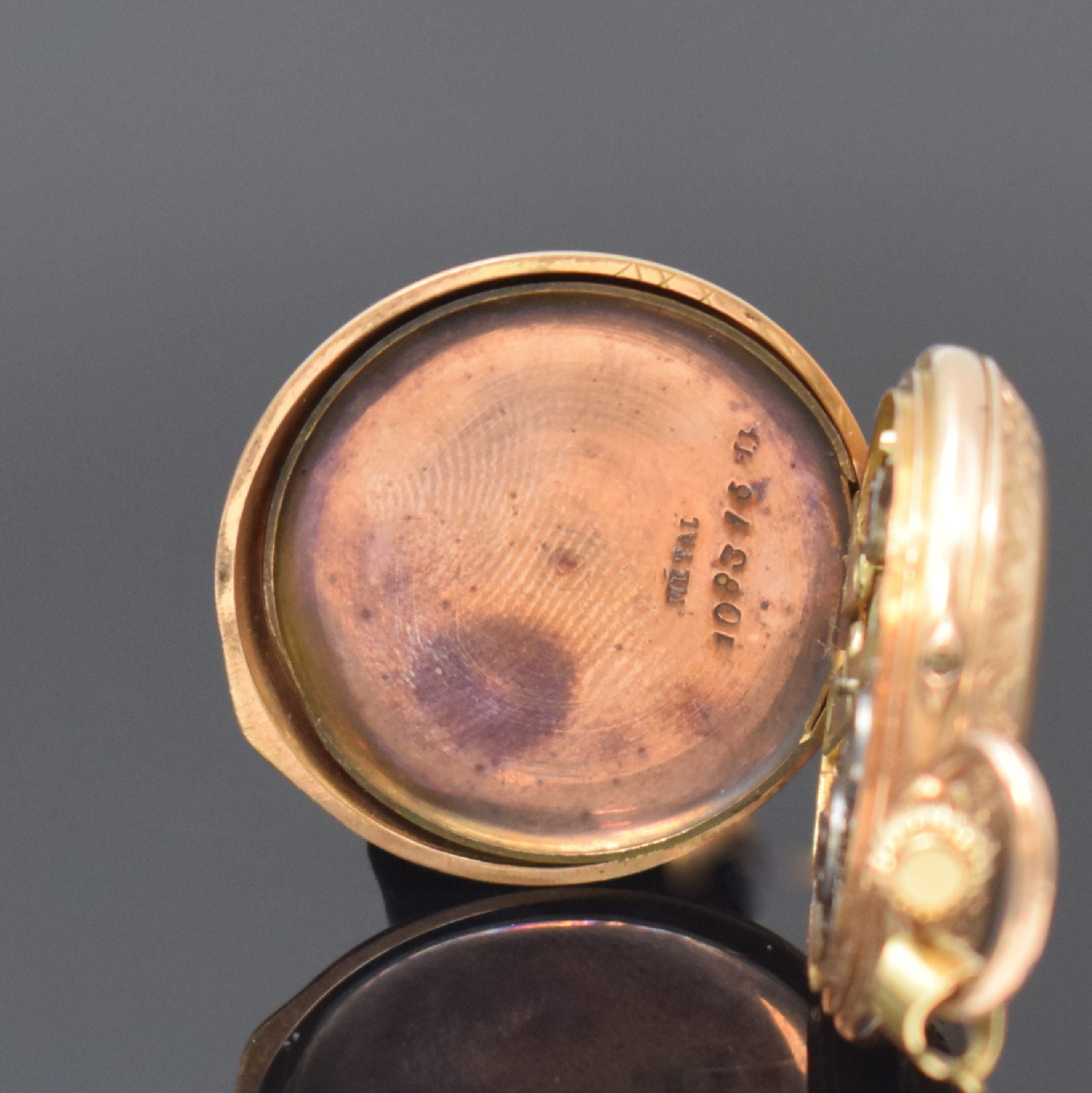 Detail f: Damensavonette in RG 585/000, Schweiz um 1900, grav. Geh. dell., guill. Sprung- u. Rückdeckel floral grav., Metallcuvette, Emailzifferbl. m. röm. ...
