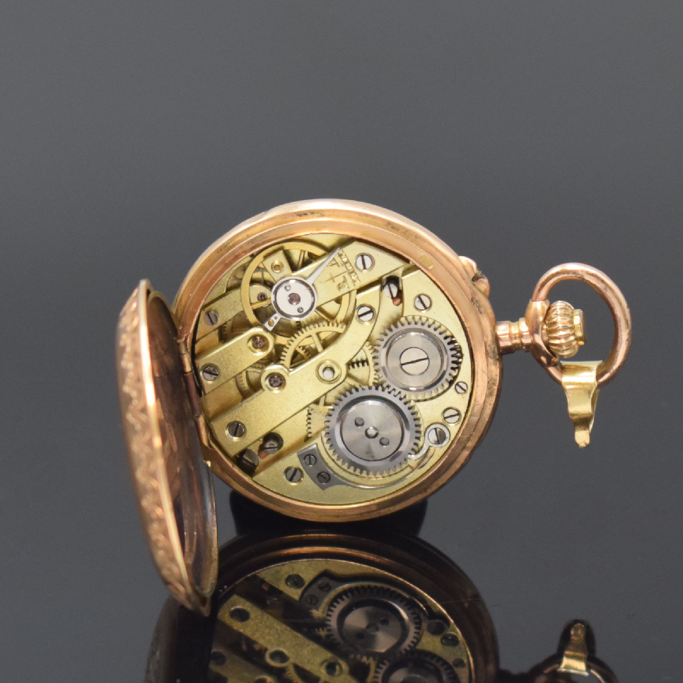 Detail g: Damensavonette in RG 585/000, Schweiz um 1900, grav. Geh. dell., guill. Sprung- u. Rückdeckel floral grav., Metallcuvette, Emailzifferbl. m. röm. ...
